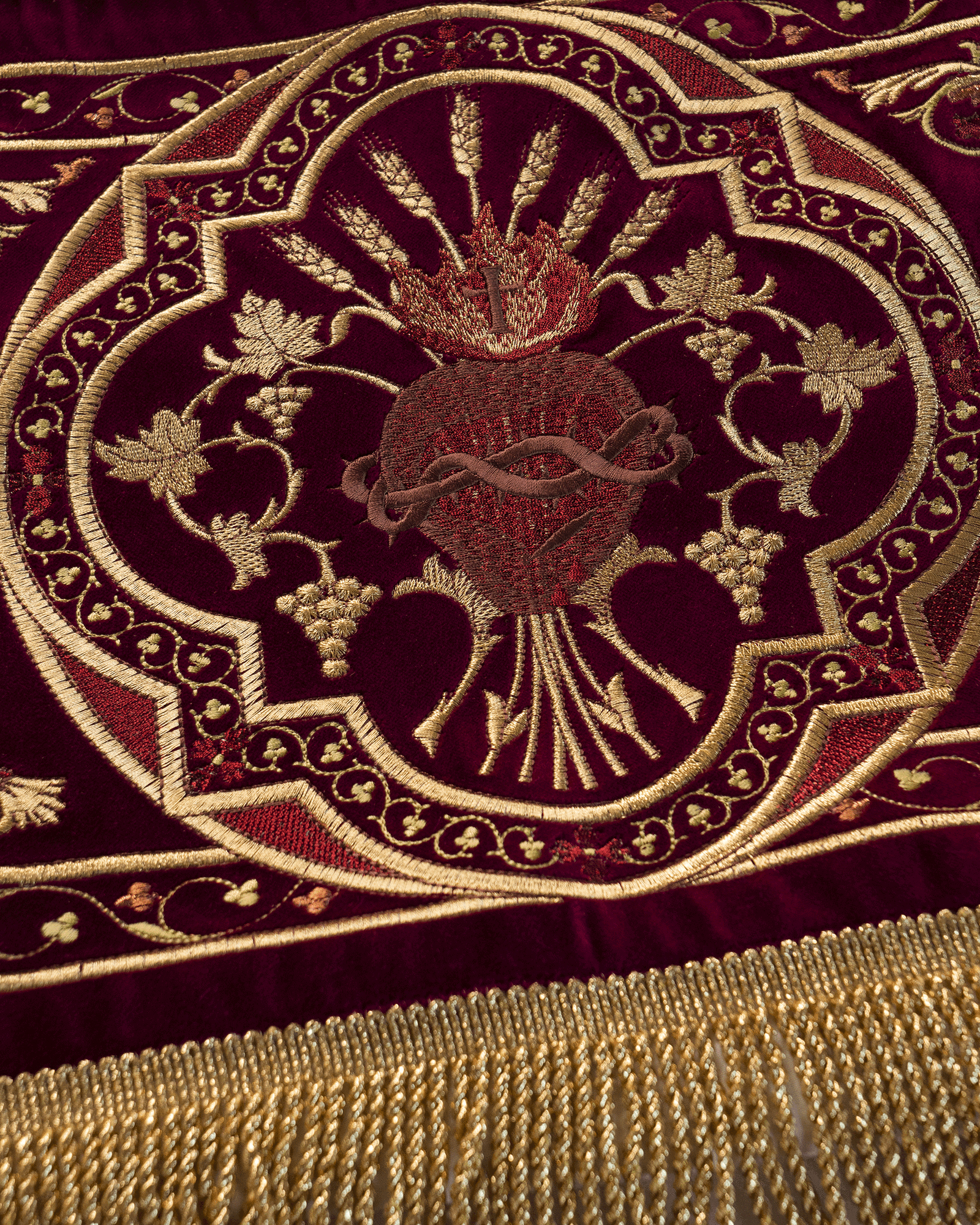 Processional canopy for Corpus Christi made of maroon velvet KBA/004/05/20/PA 150*250 AKSAMIT BORDO - HAFTINAUSA.COM