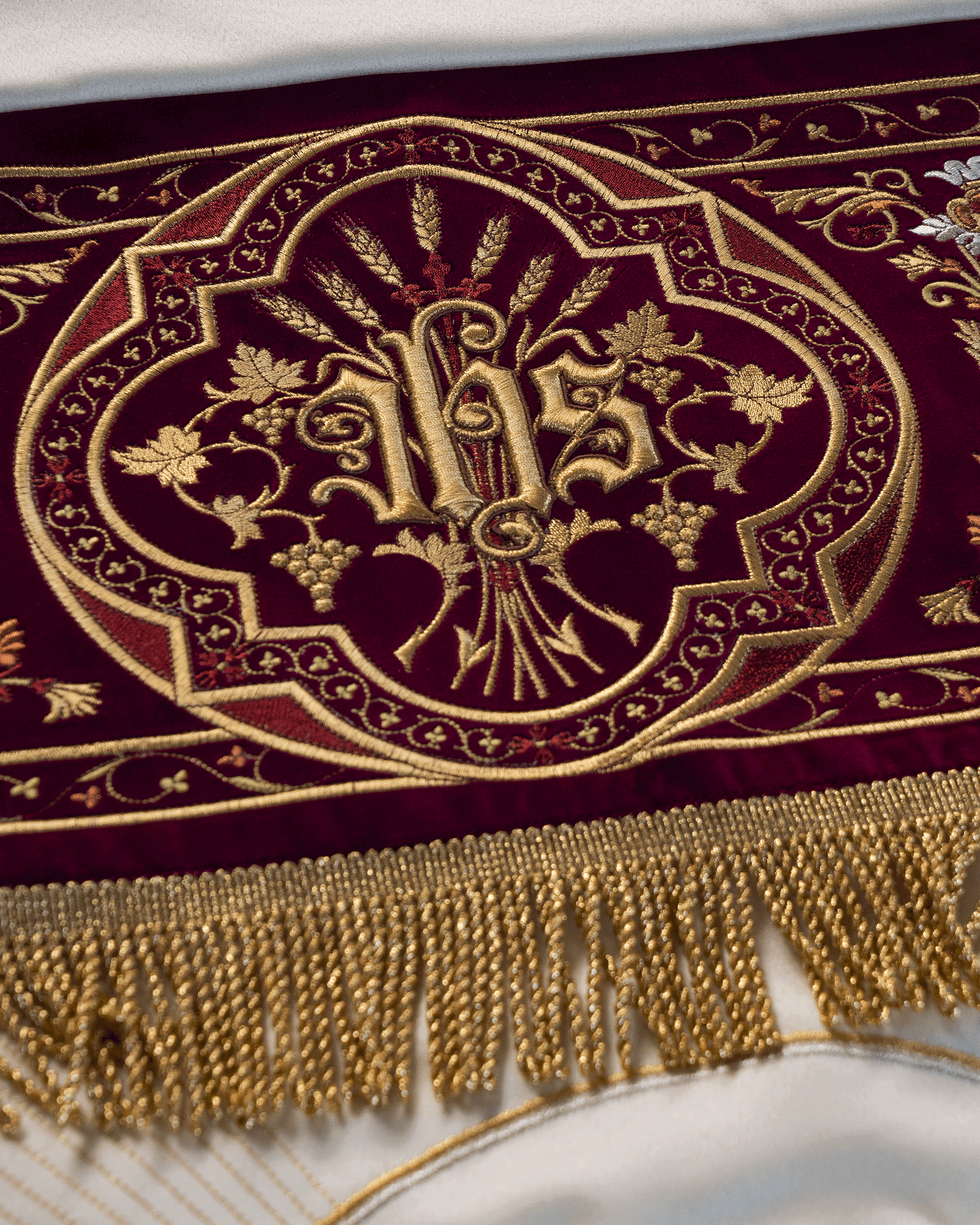 Processional canopy for Corpus Christi made of maroon velvet KBA/004/05/20/PA 140*160 - HAFTINAUSA.COM