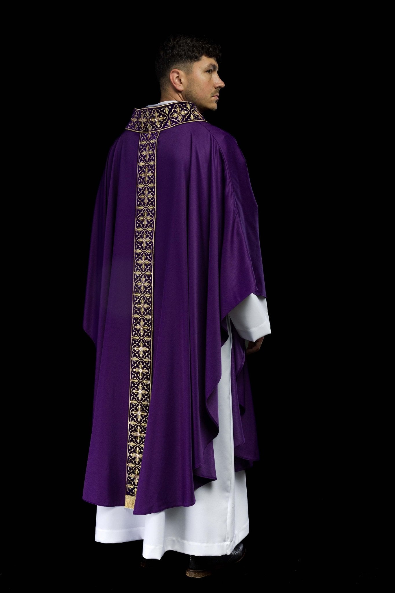Purple chasuble adorned with stones and a narrow band LE/7104/03 - CHASUBLES.COM