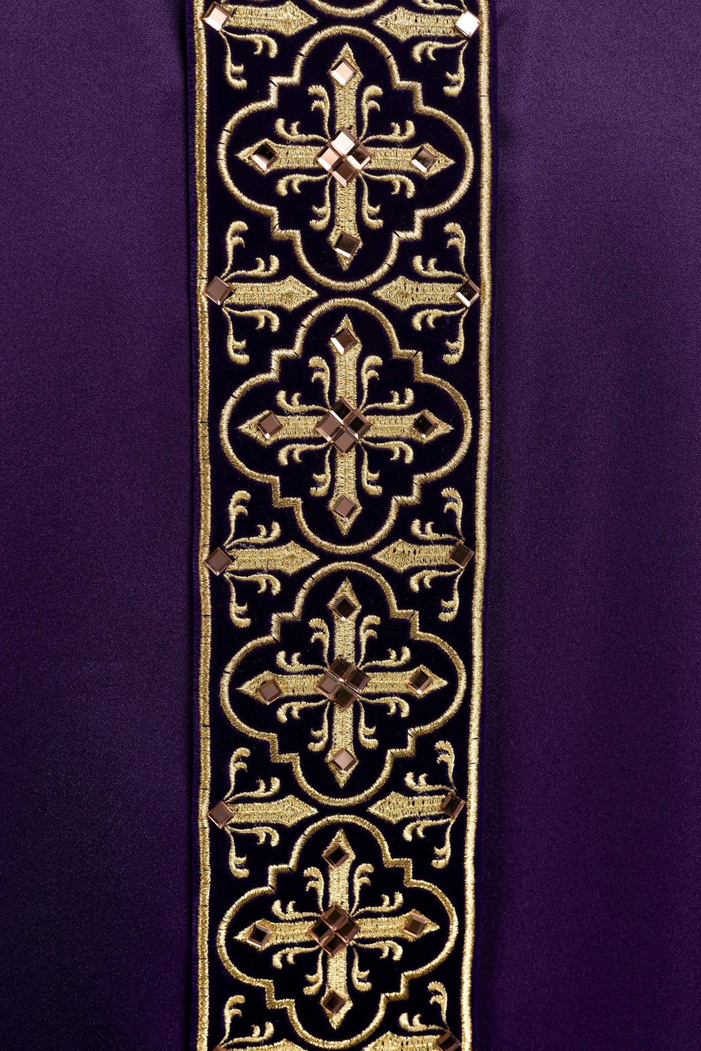 Purple chasuble adorned with stones and a narrow band LE/7104/03 - CHASUBLES.COM