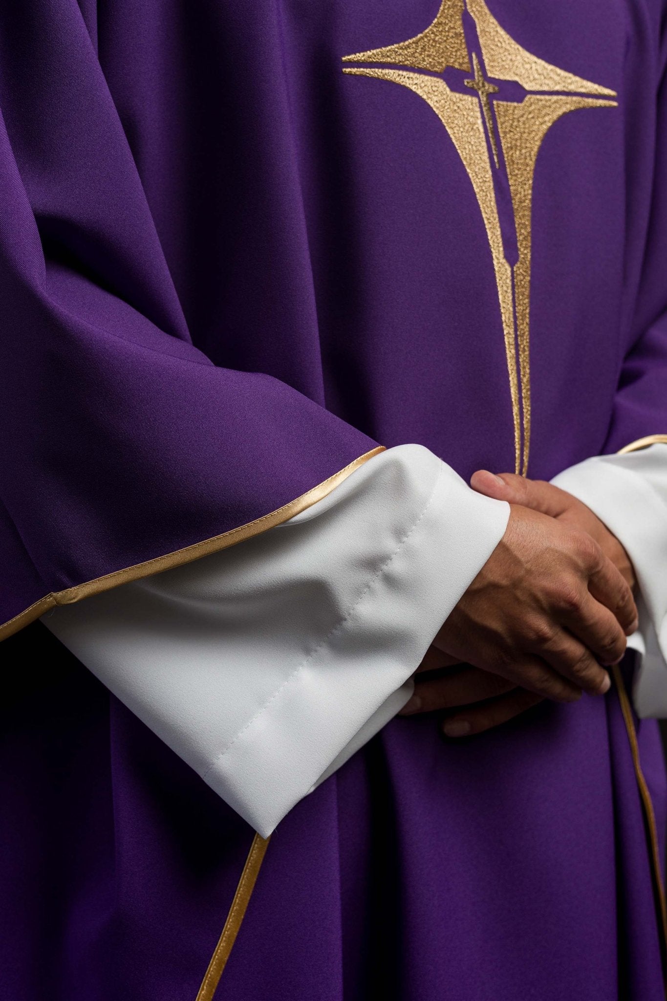 Purple chasuble embroidered with cross motif KOR/002/03/12 FIOLET - CHASUBLES.COM