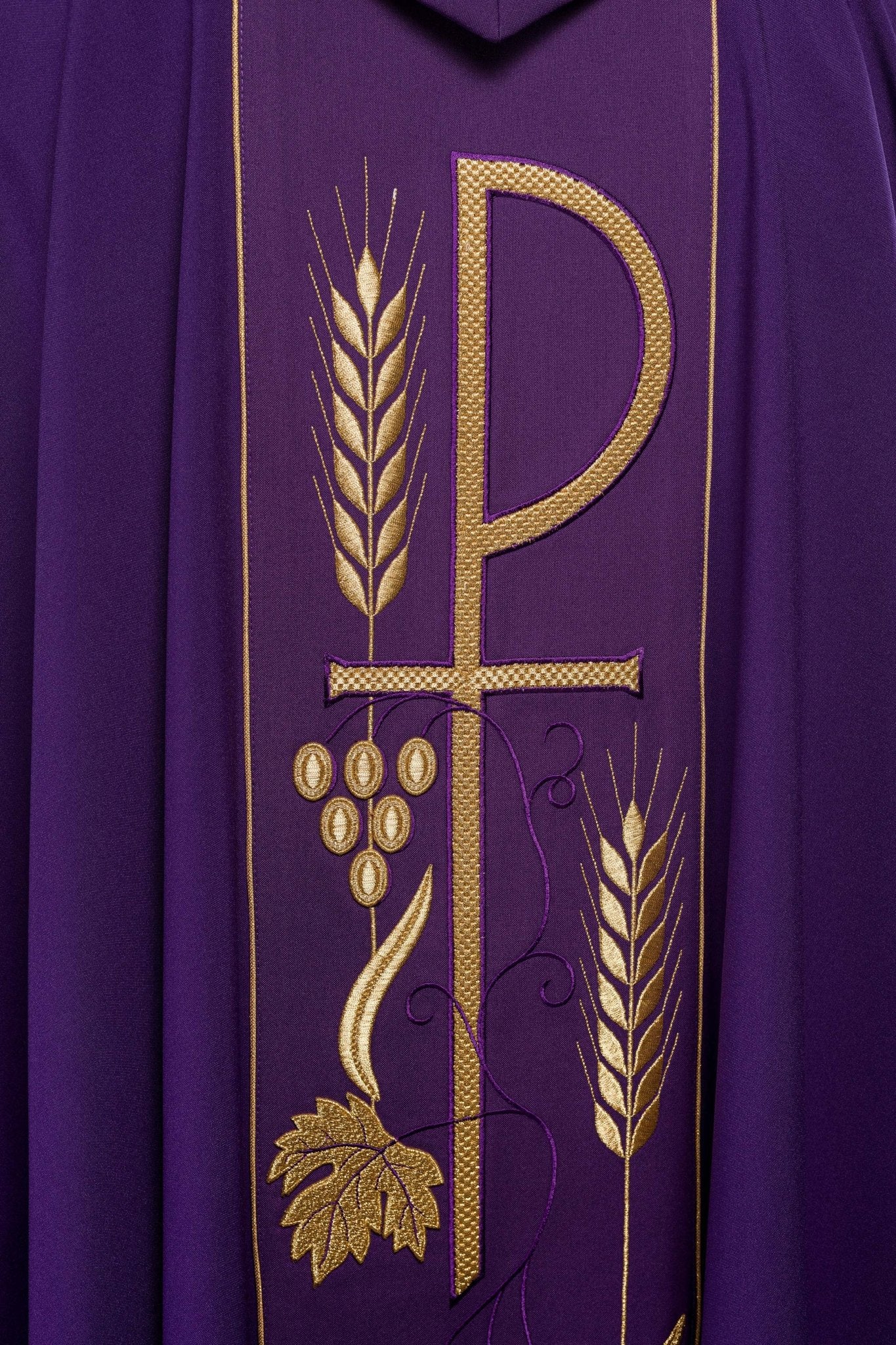 Purple chasuble embroidered with IHS Chalice pattern KOR/001/03/01 FIOLET - CHASUBLES.COM