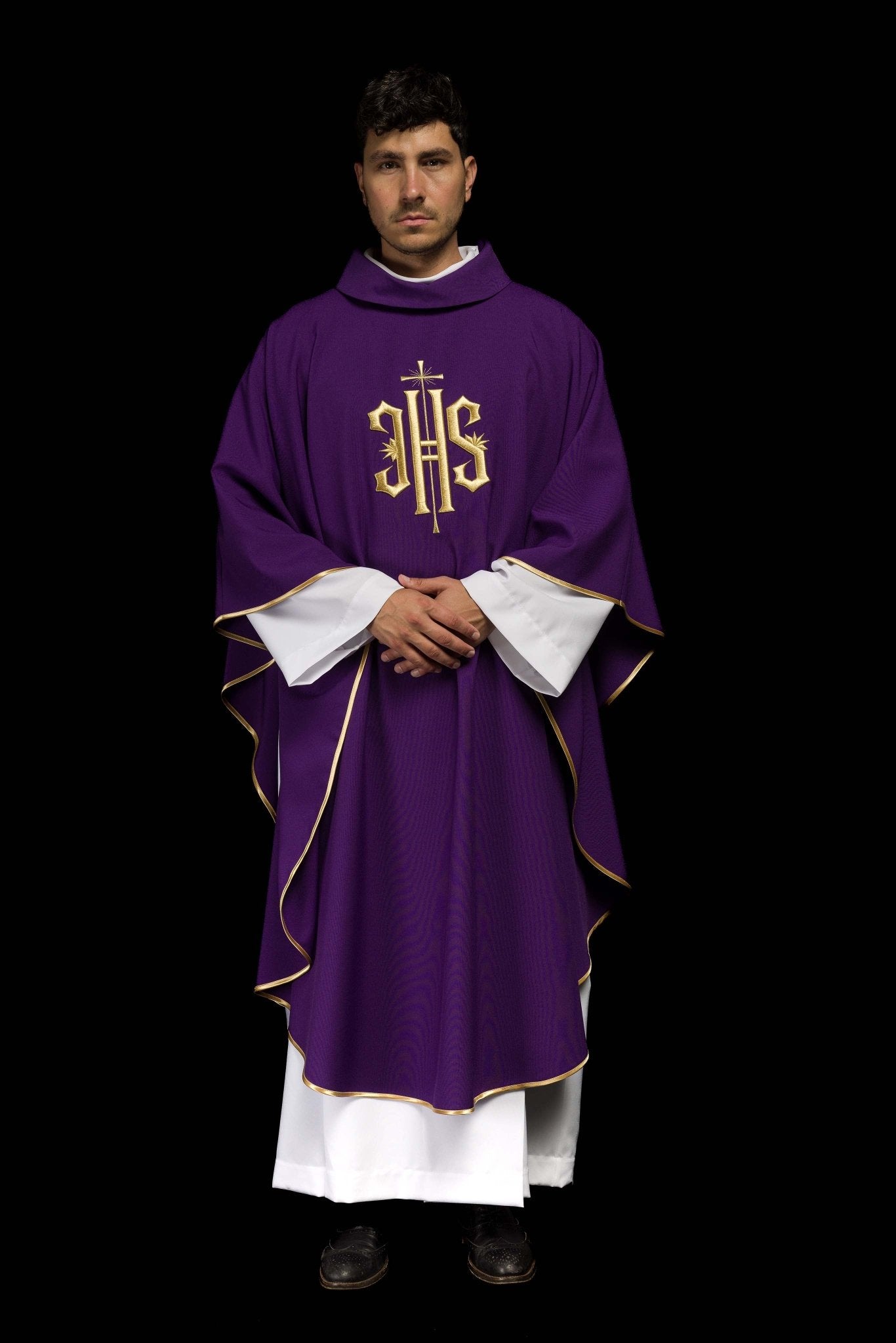 Purple chasuble embroidered with IHS motif KOR/010/03/12 FIOLET - CHASUBLES.COM