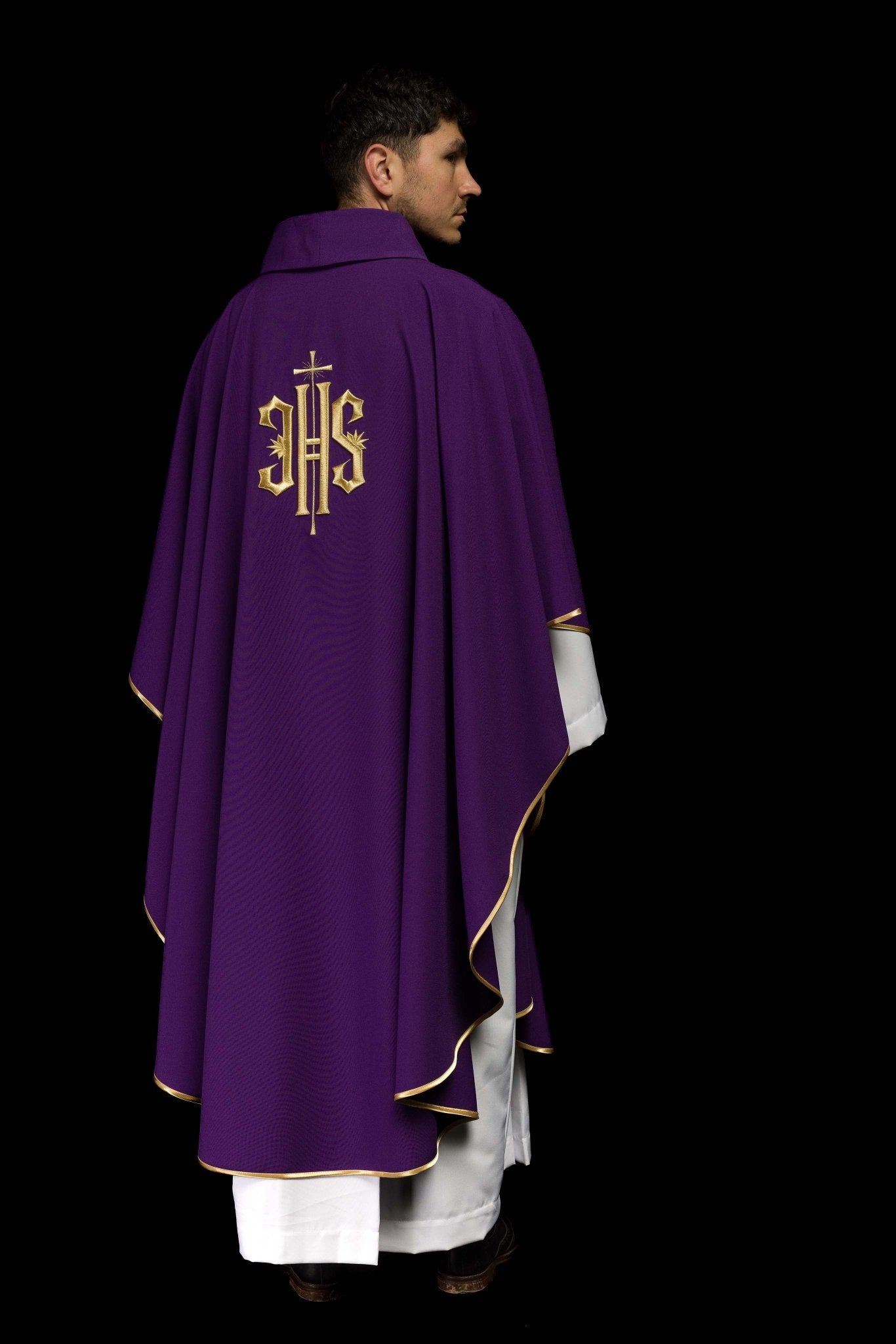 Purple chasuble embroidered with IHS motif KOR/010/03/12 FIOLET - CHASUBLES.COM
