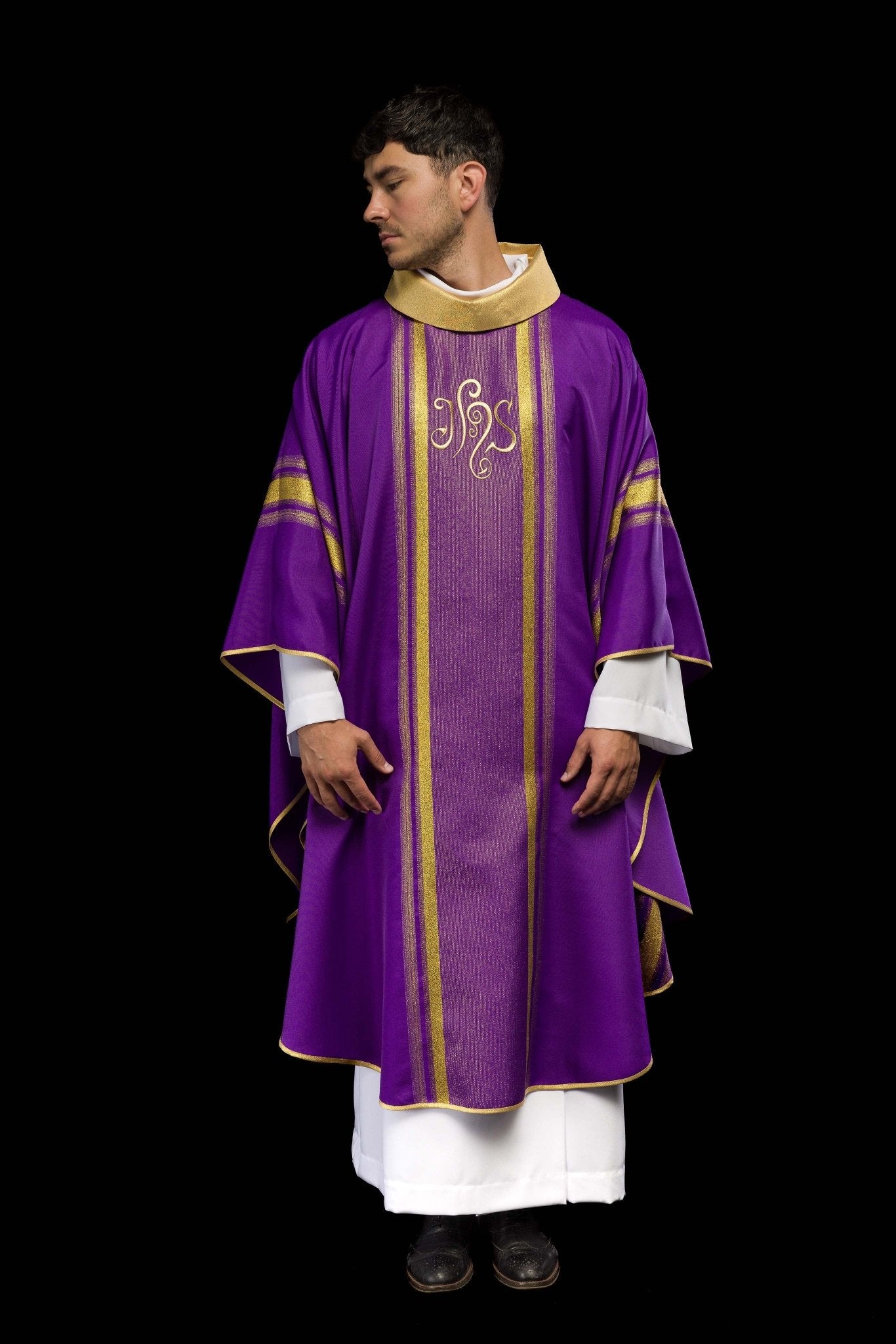 Purple chasuble embroidered with IHS motif with gilding KOR/183/03/27 FIOLET - CHASUBLES.COM