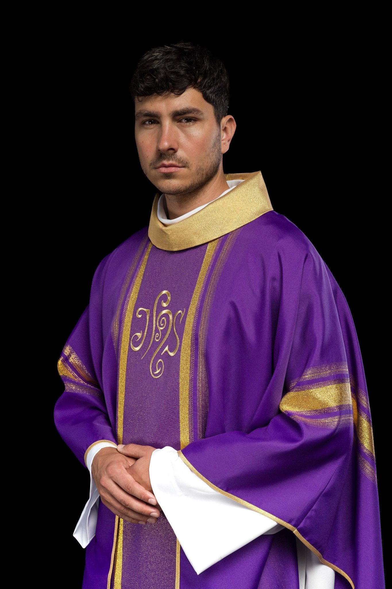 Purple chasuble embroidered with IHS motif with gilding KOR/183/03/27 FIOLET - CHASUBLES.COM