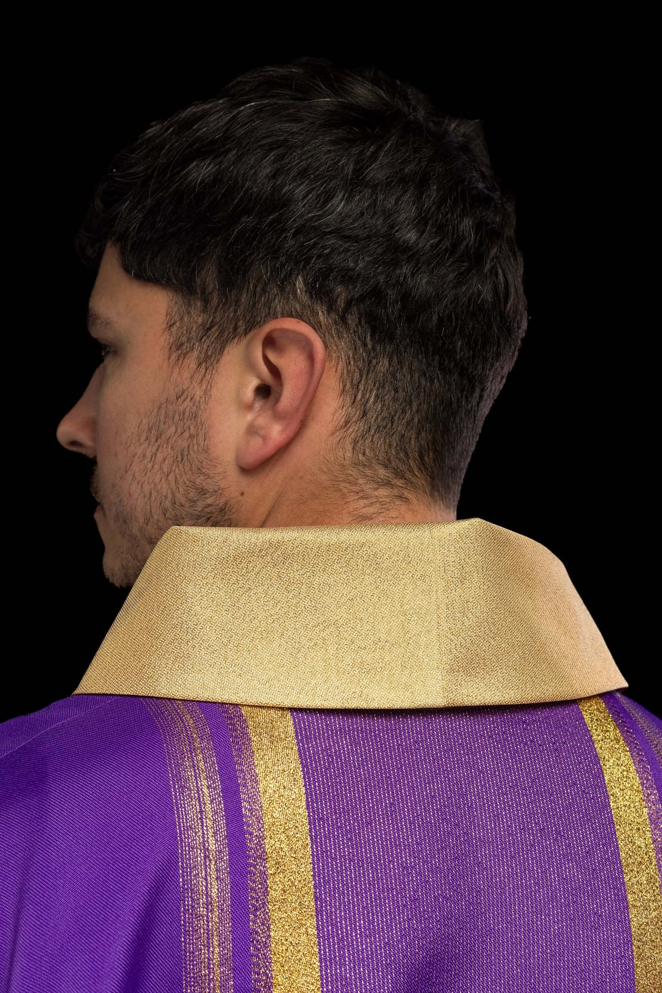 Purple chasuble embroidered with IHS motif with gilding KOR/183/03/27 FIOLET - CHASUBLES.COM