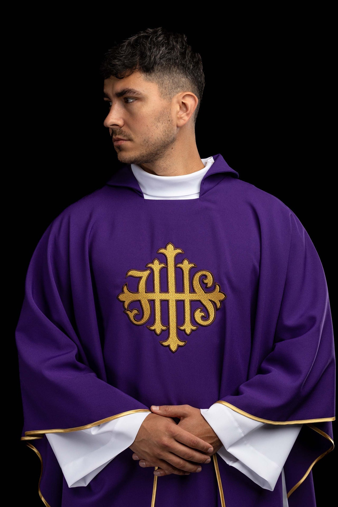 Purple chasuble embroidered with the JHS symbol and a wide collar KOK/005/03/12/KARO - CHASUBLES.COM
