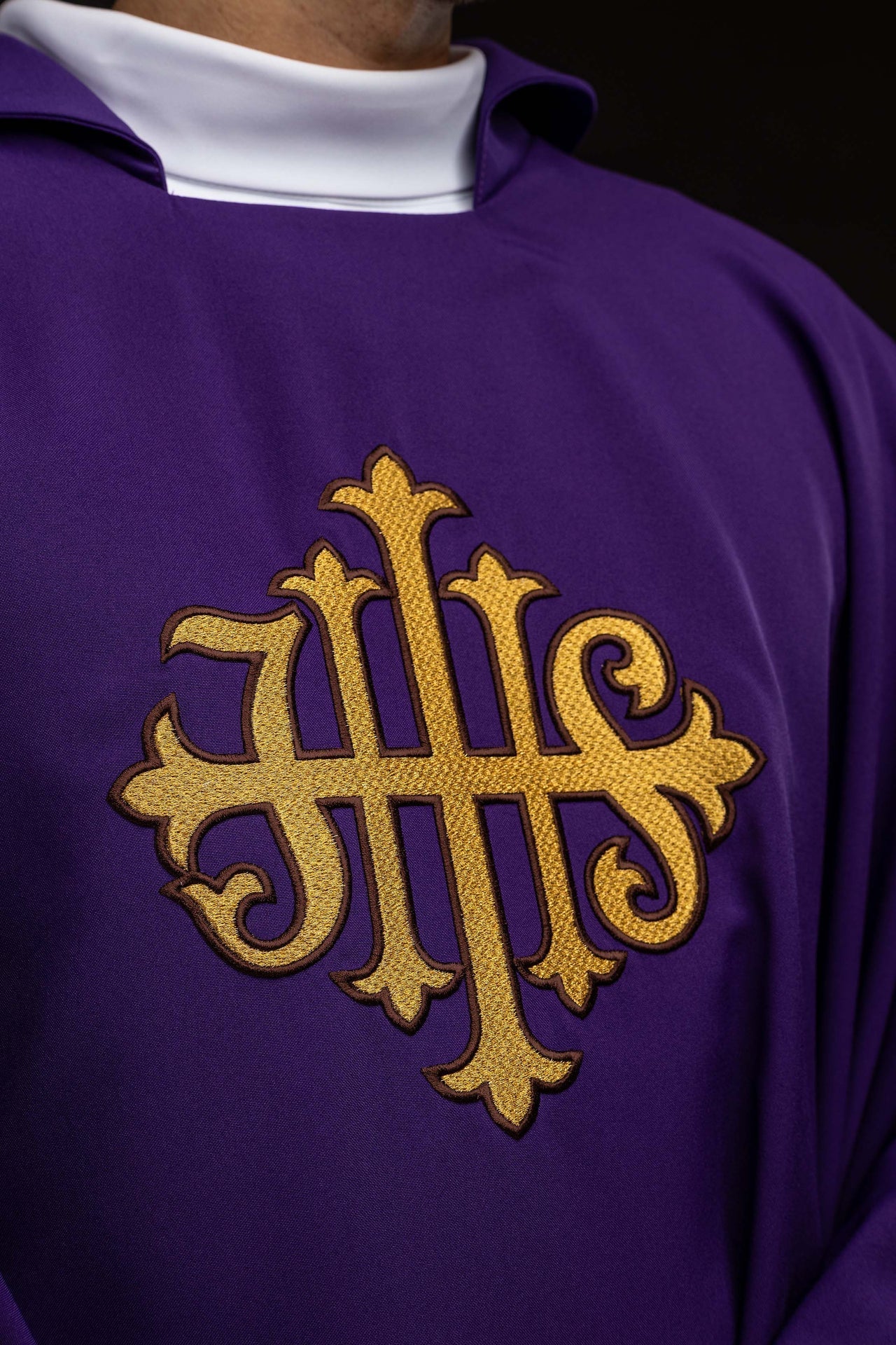 Purple chasuble embroidered with the JHS symbol and a wide collar KOK/005/03/12/KARO - CHASUBLES.COM