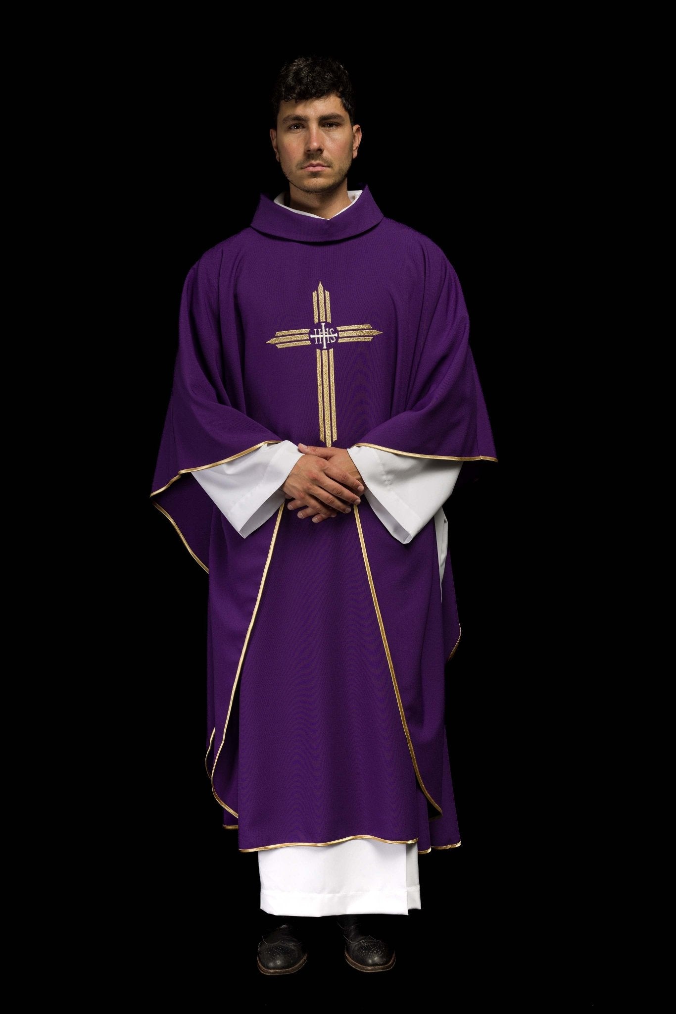 Purple chasuble embroidered with the symbol of Cross IHS KOR/017/03/12 FIOLET - CHASUBLES.COM