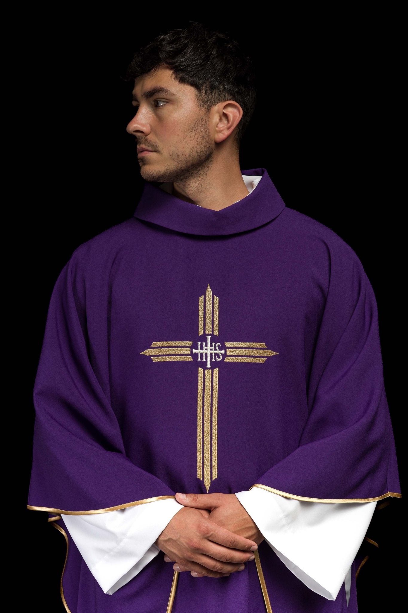 Purple chasuble embroidered with the symbol of Cross IHS KOR/017/03/12 FIOLET - CHASUBLES.COM