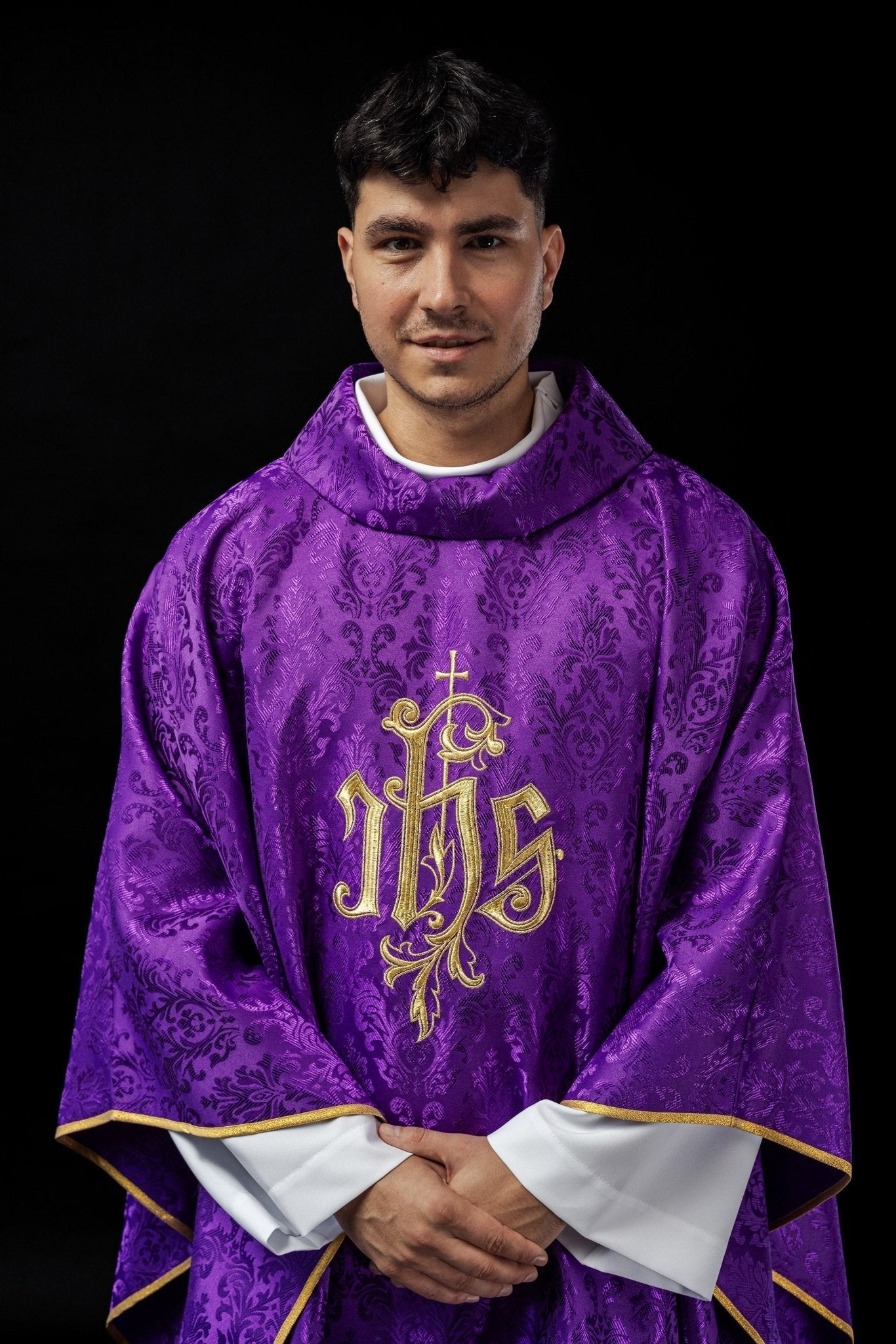 Purple chasuble made of floral ornamental texture with classic IHS LE/7032/03 - HAFTINAUSA.COM