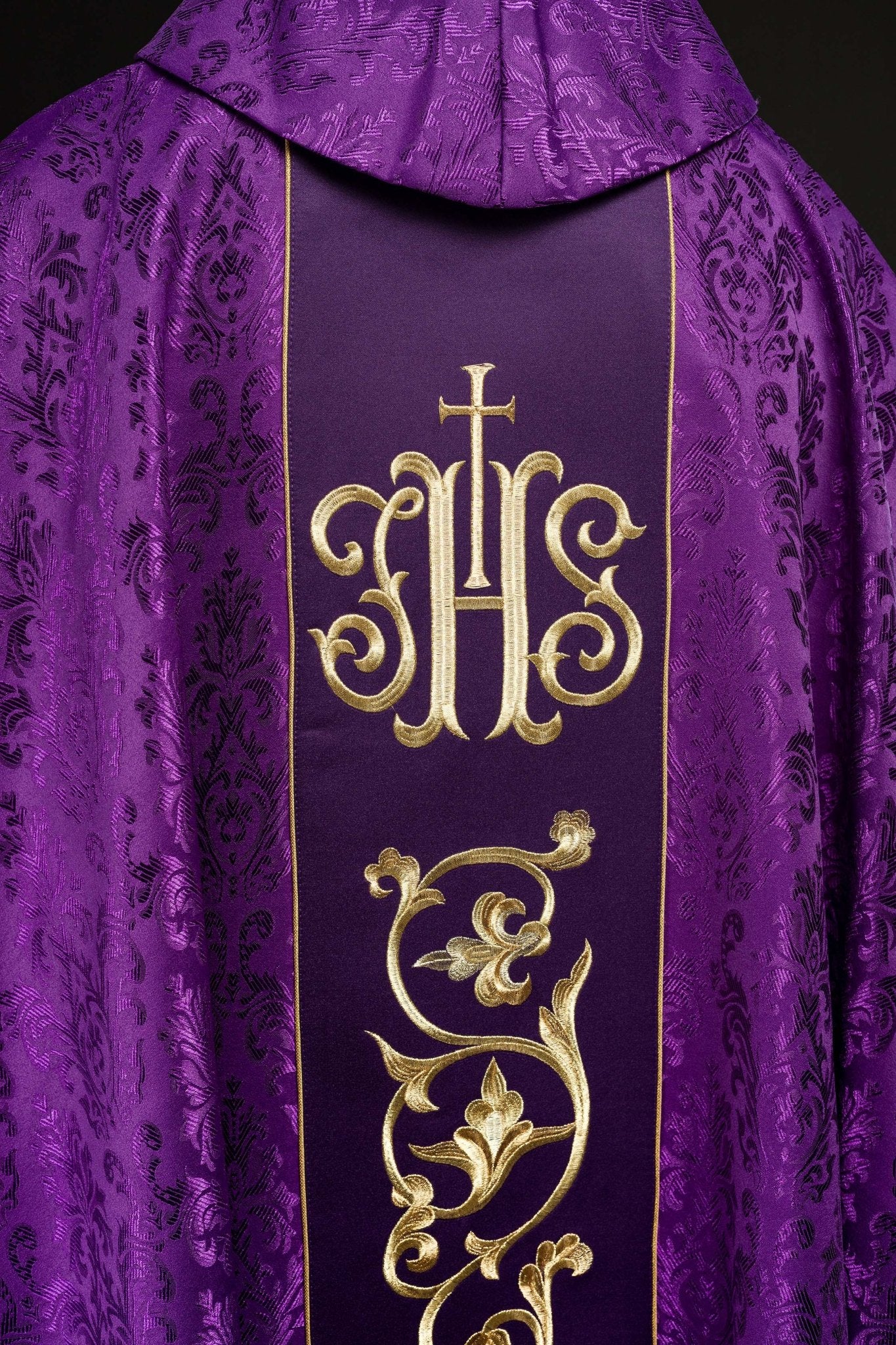 Purple chasuble made of jacquard texture with classic JHS motif S-7059-03-67 - CHASUBLES.COM