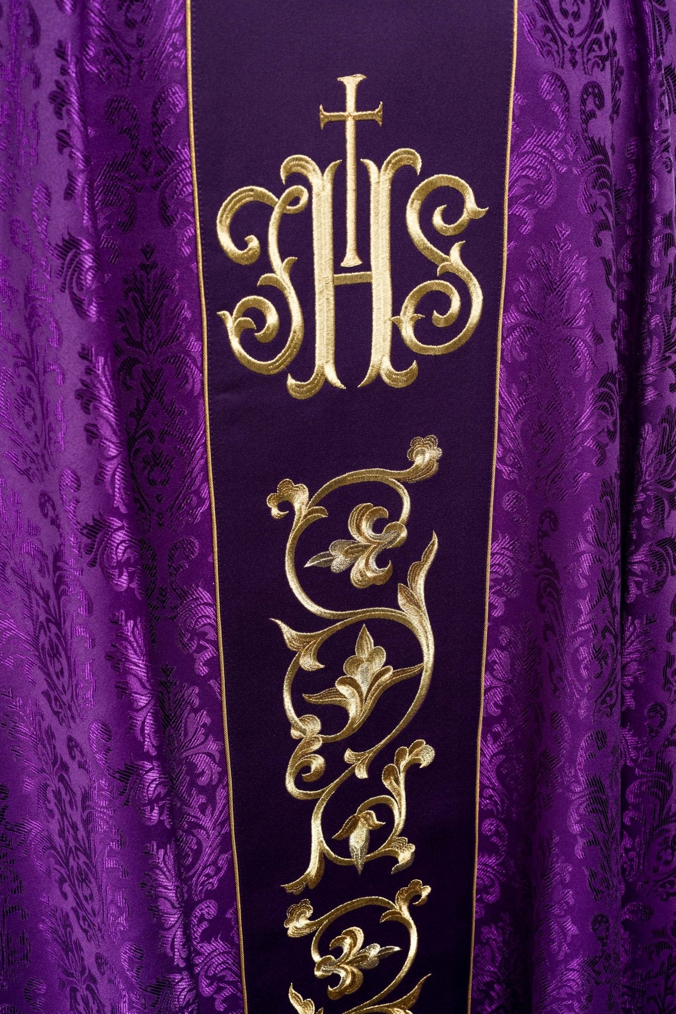 Purple chasuble made of jacquard texture with classic JHS motif S-7059-03-67 - CHASUBLES.COM