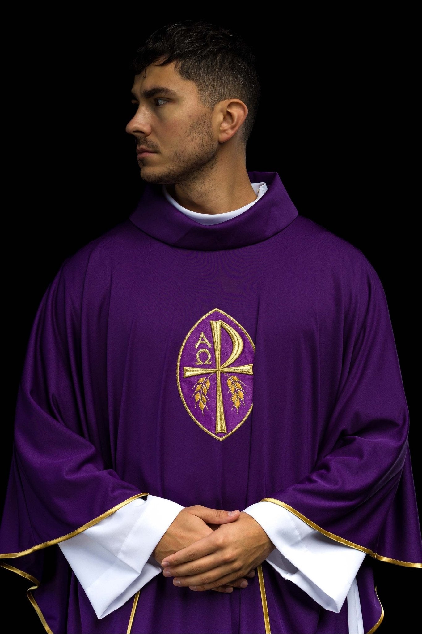 Purple chasuble made of light SACROLITE texture KOR/387/03/78 - CHASUBLES.COM