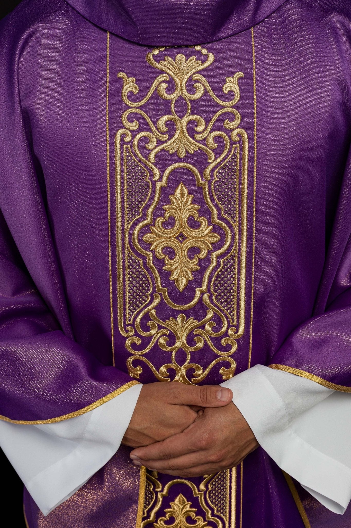 Purple chasuble richly embroidered, shining LE/7021/03 - CHASUBLES.COM