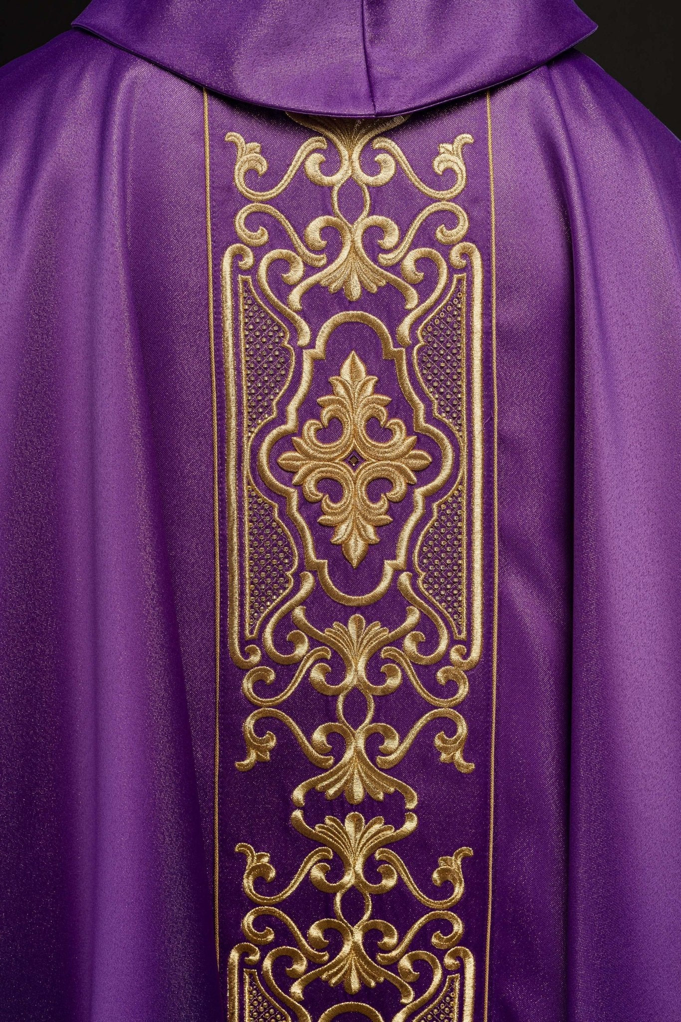 Purple chasuble richly embroidered, shining LE/7021/03 - CHASUBLES.COM