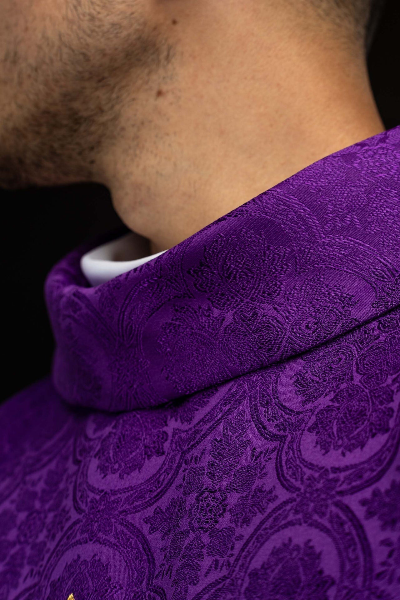 Purple chasuble with a cross made from jacquard fabric KOR/403/03/11 - CHASUBLES.COM