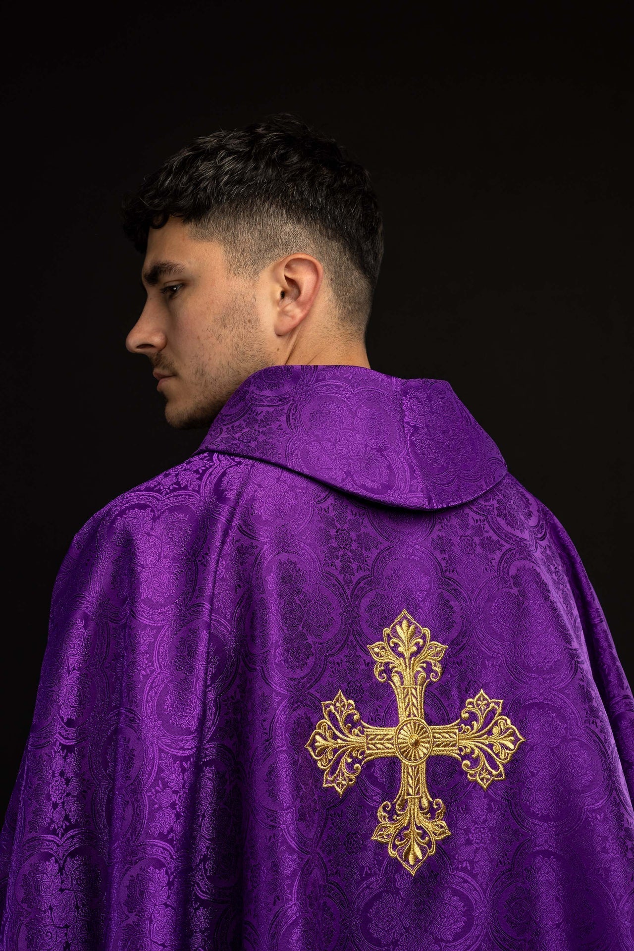 Purple chasuble with a cross made from jacquard fabric KOR/403/03/11 - CHASUBLES.COM