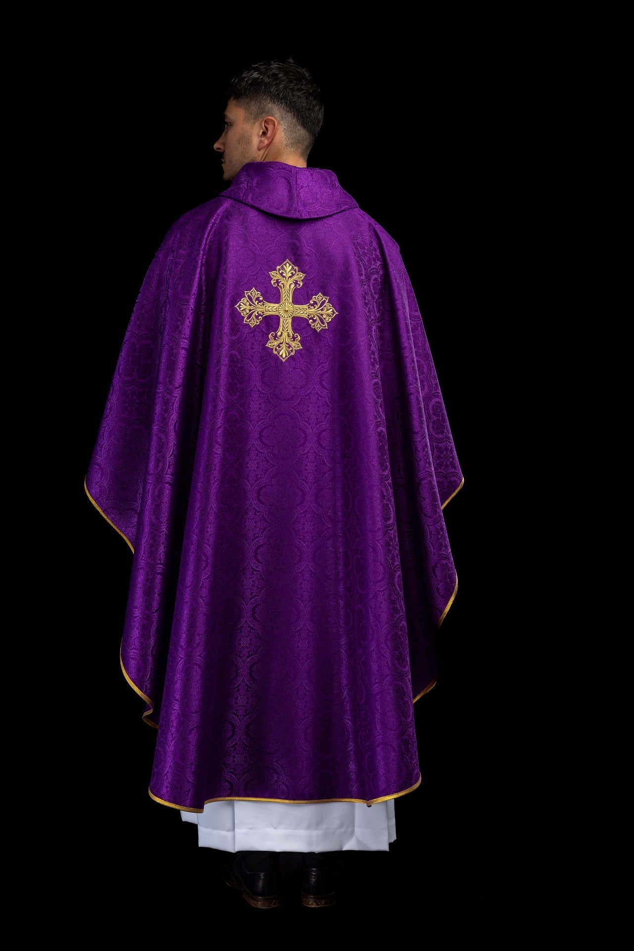 Purple chasuble with a cross made from jacquard fabric KOR/403/03/11 - CHASUBLES.COM