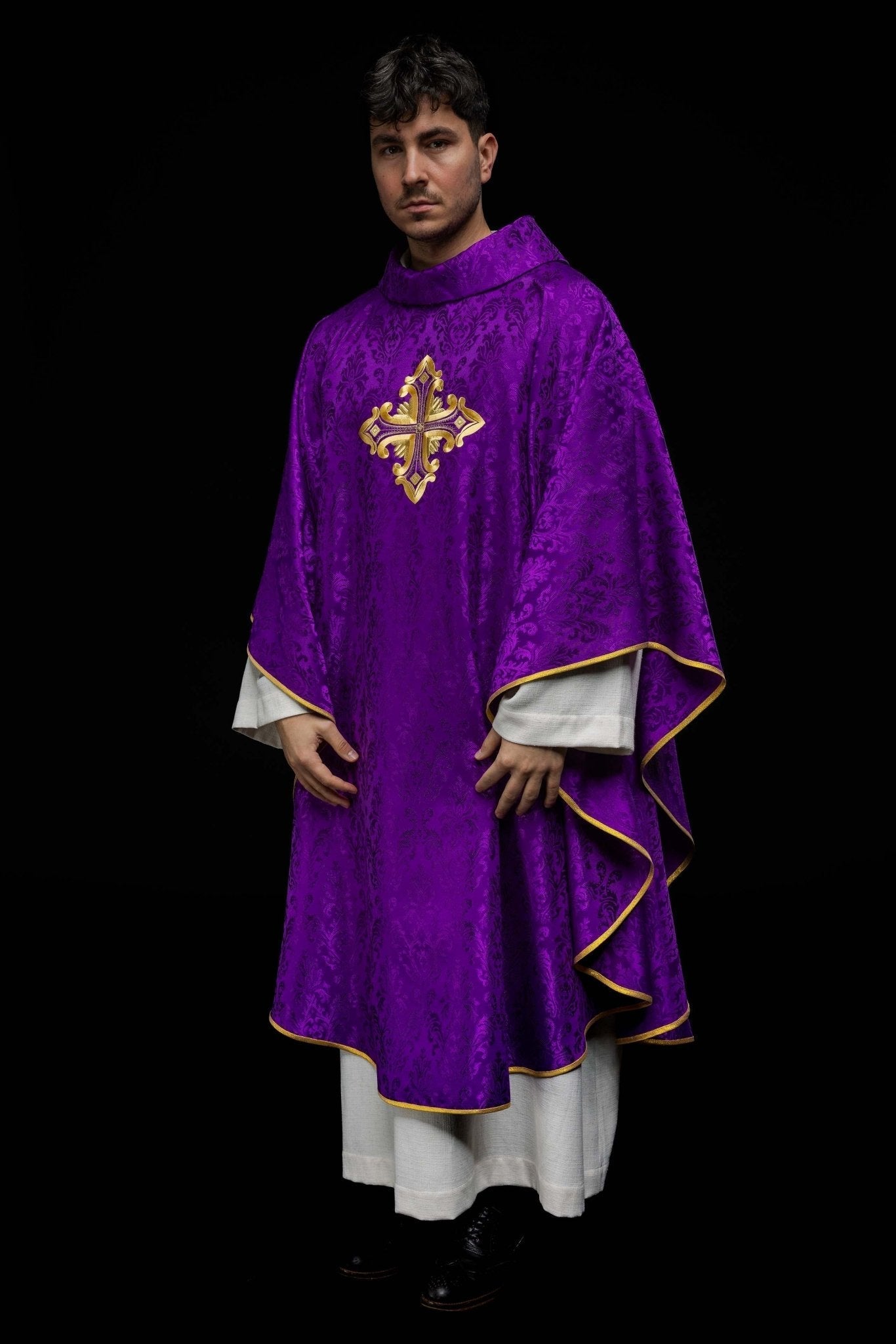 Purple chasuble with a cross made of patterned fabric HIT/197007/03/67 FIOLET - HAFTINAUSA.COM