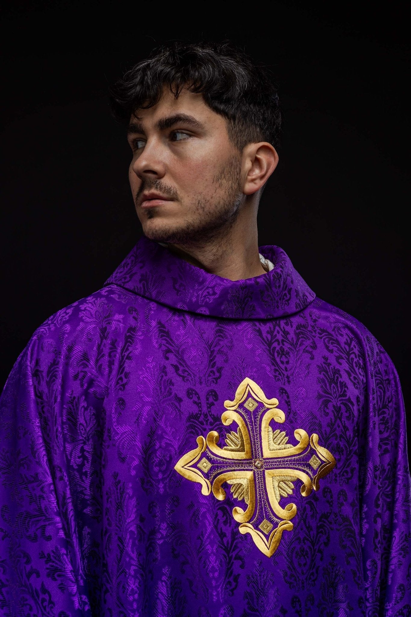 Purple chasuble with a cross made of patterned fabric HIT/197007/03/67 FIOLET - HAFTINAUSA.COM