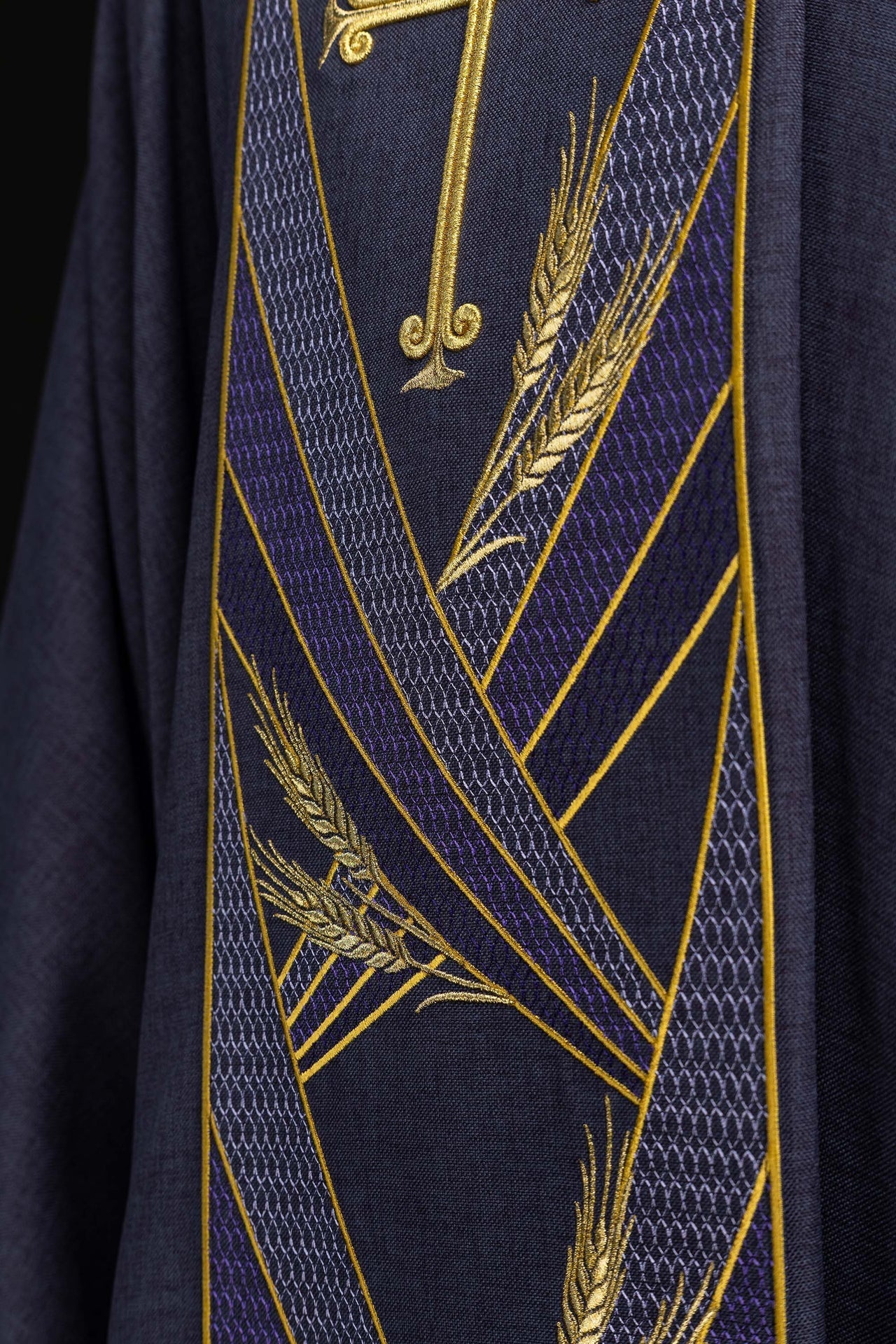 Purple chasuble with an embroidered Pax band LE/7050/03 - CHASUBLES.COM