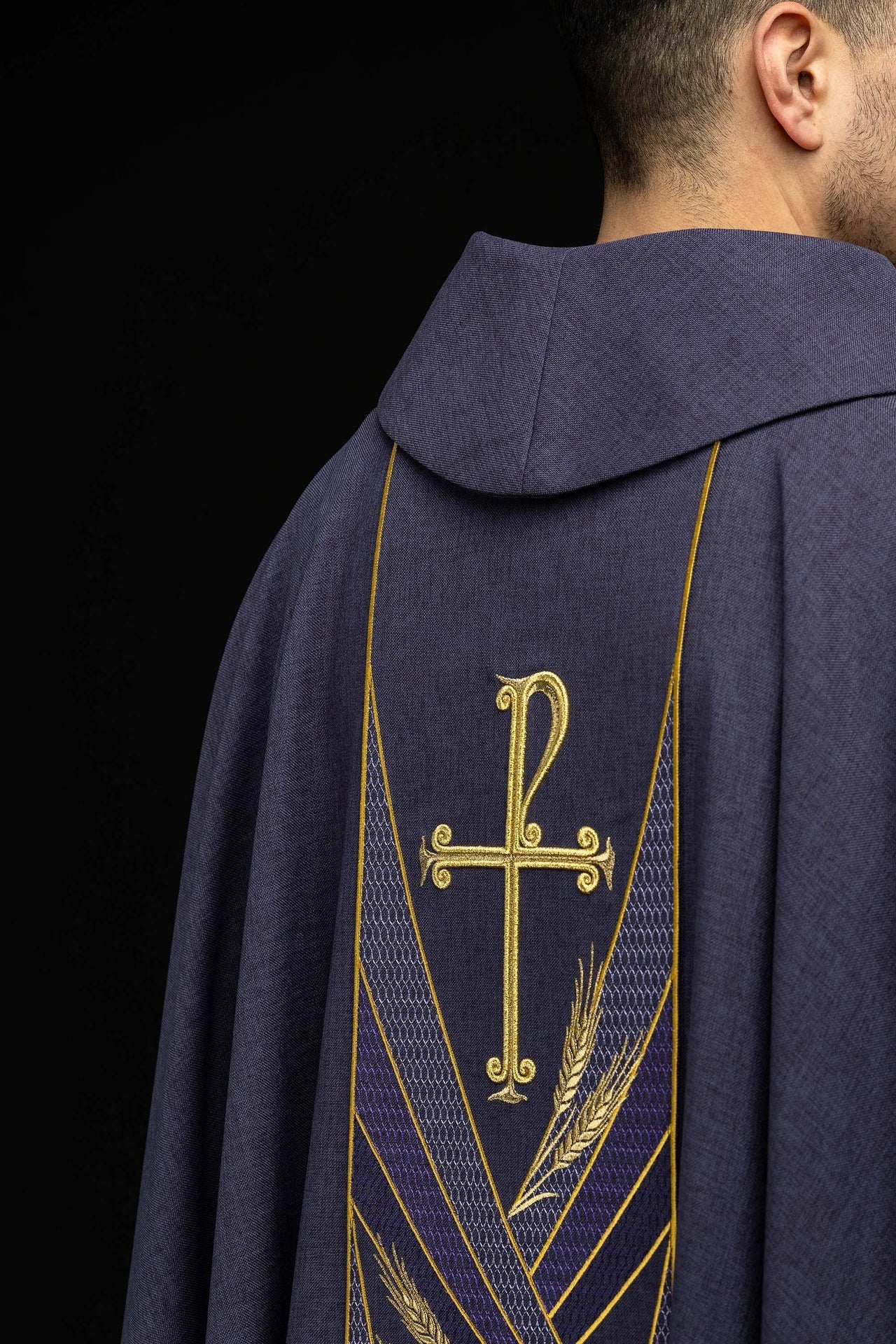Purple chasuble with an embroidered Pax band LE/7050/03 - CHASUBLES.COM