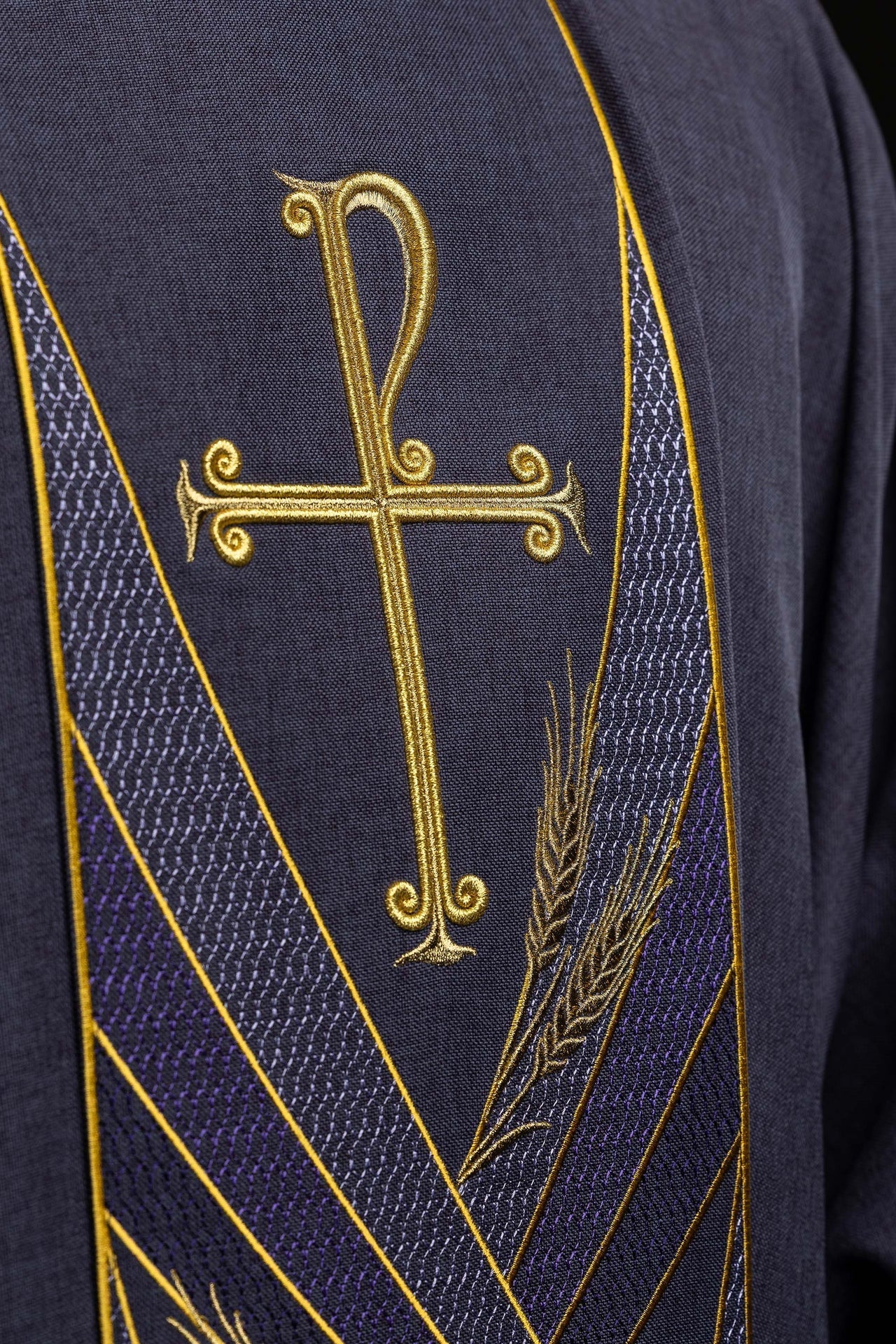 Purple chasuble with an embroidered Pax band LE/7050/03 - CHASUBLES.COM