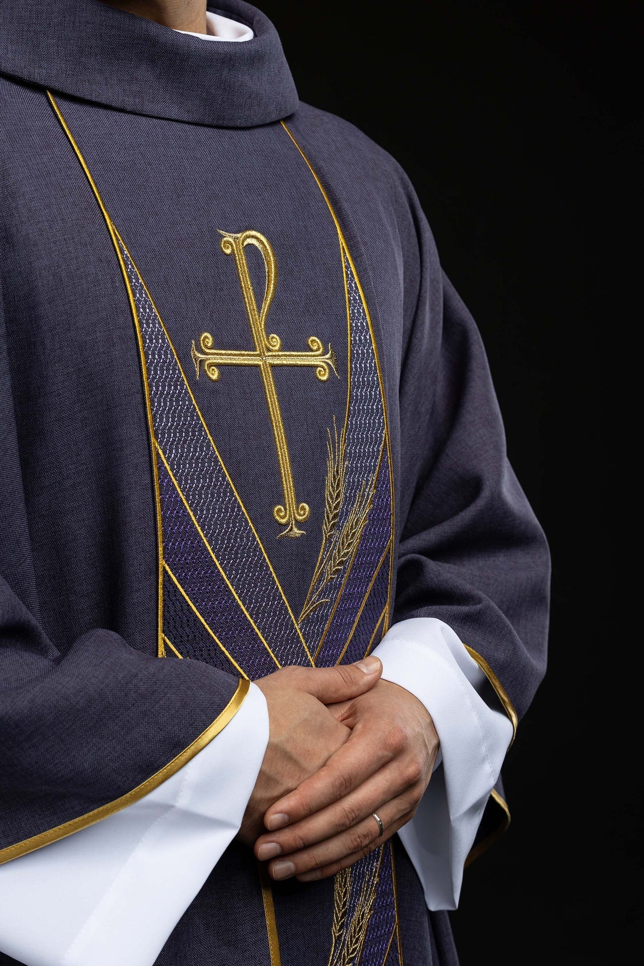 Purple chasuble with an embroidered Pax band LE/7050/03 - CHASUBLES.COM