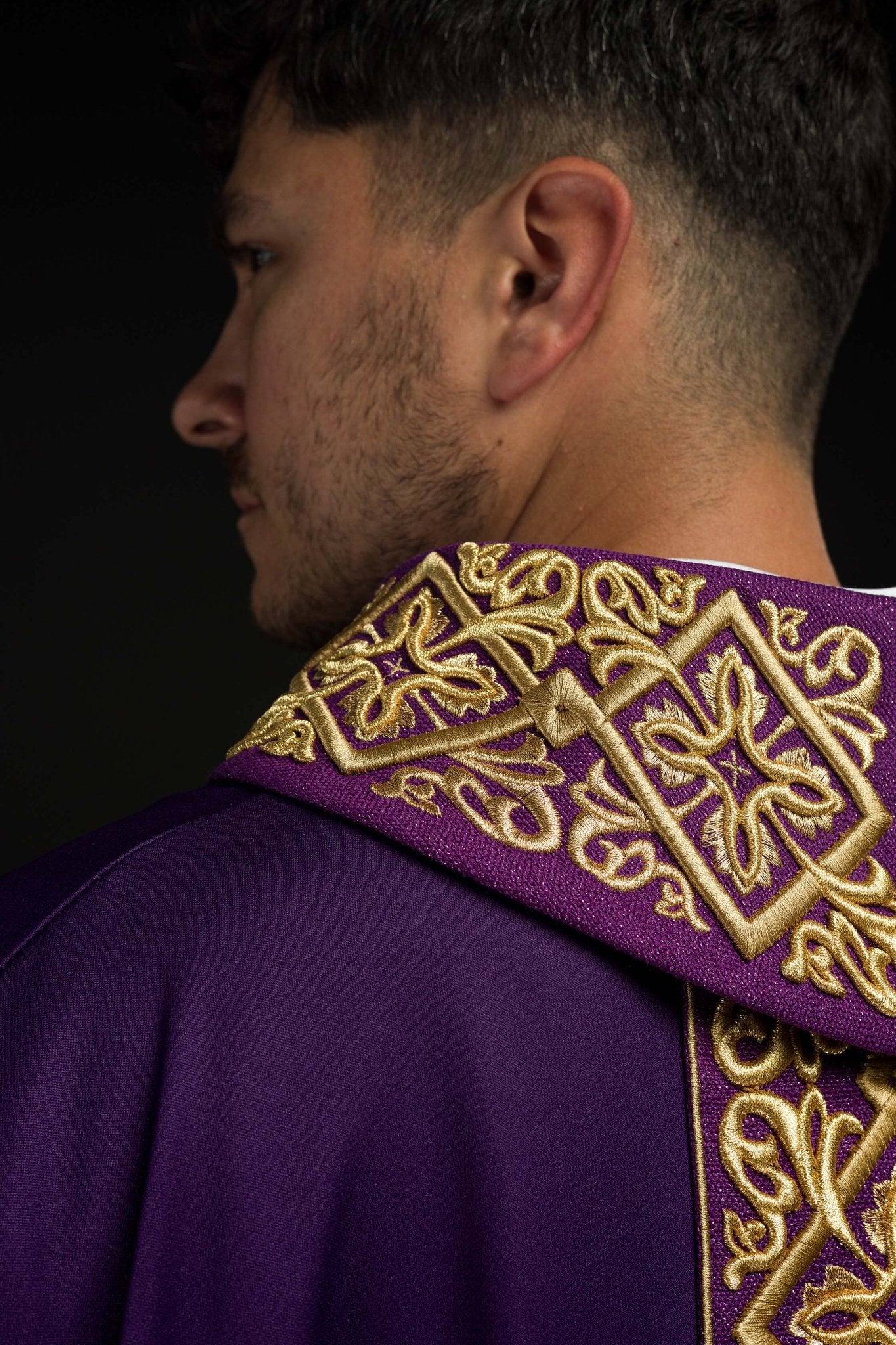 Purple chasuble with embroidered collar LE/7027/03 - CHASUBLES.COM