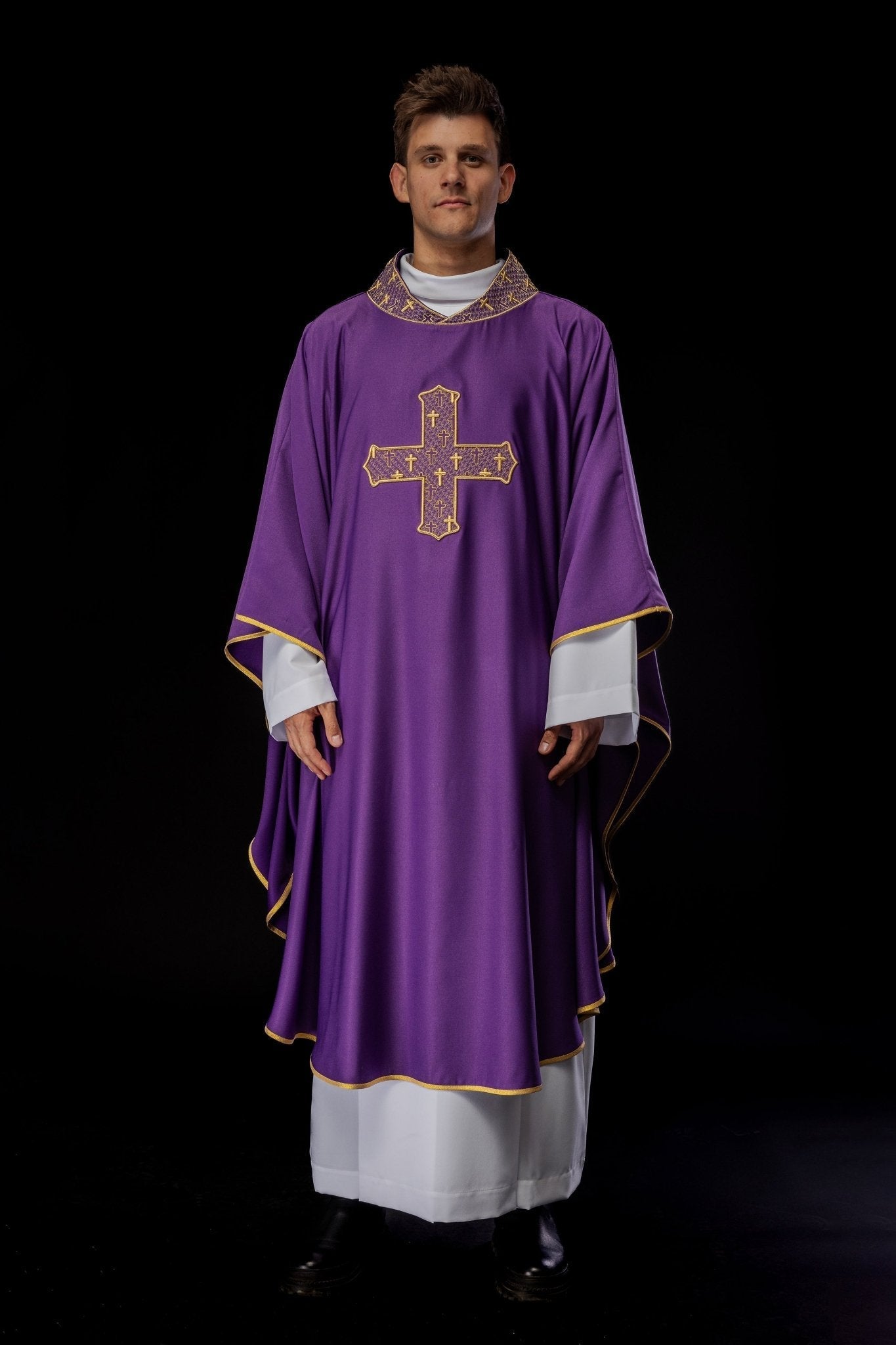Purple chasuble with gold collar and cross embroidery S - 7061 - 03 - 53 - HAFTINAUSA.COM