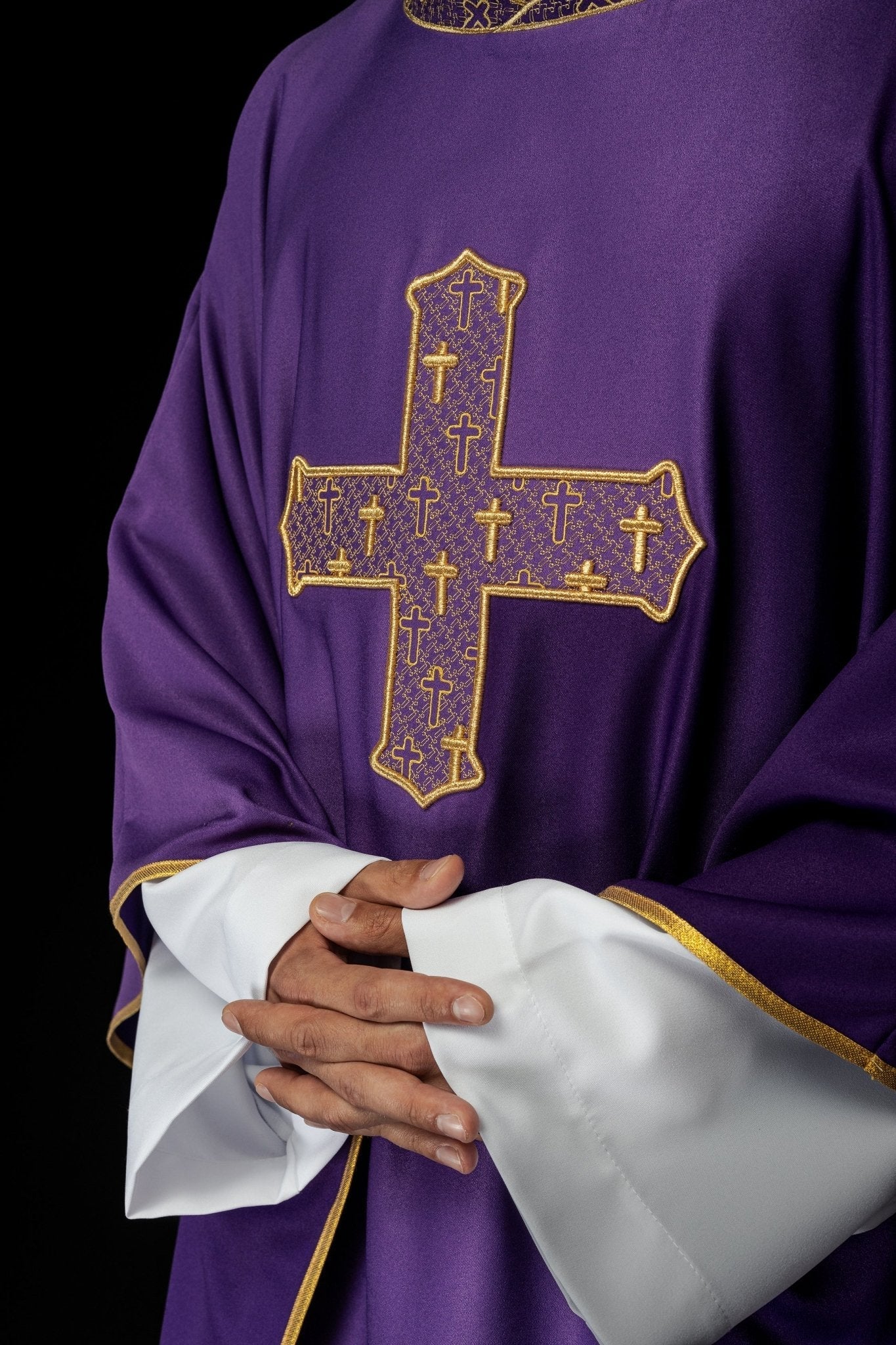 Purple chasuble with gold collar and cross embroidery S - 7061 - 03 - 53 - HAFTINAUSA.COM