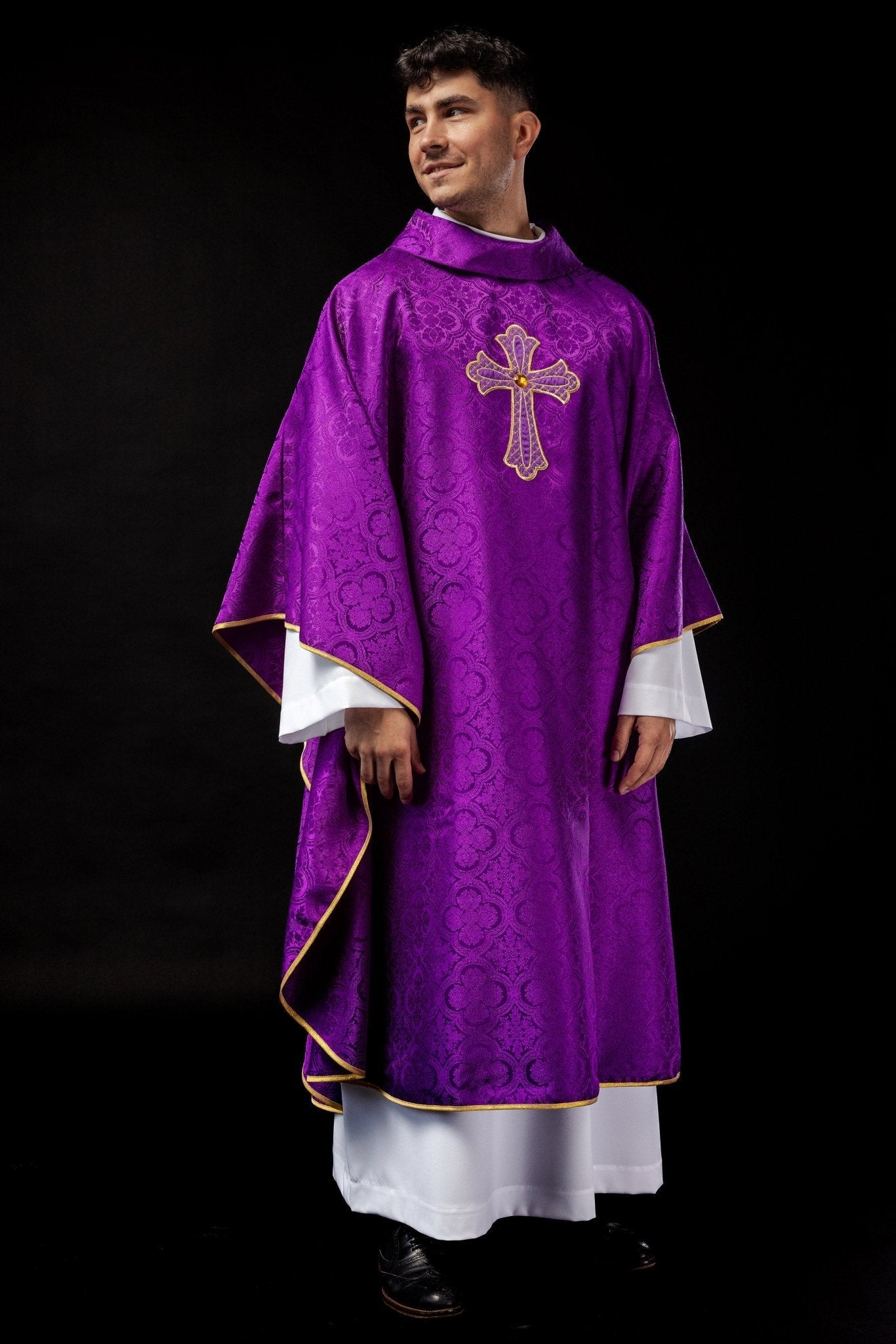 Purple chasuble with gold cross KOR/227/03/11 - HAFTINAUSA.COM