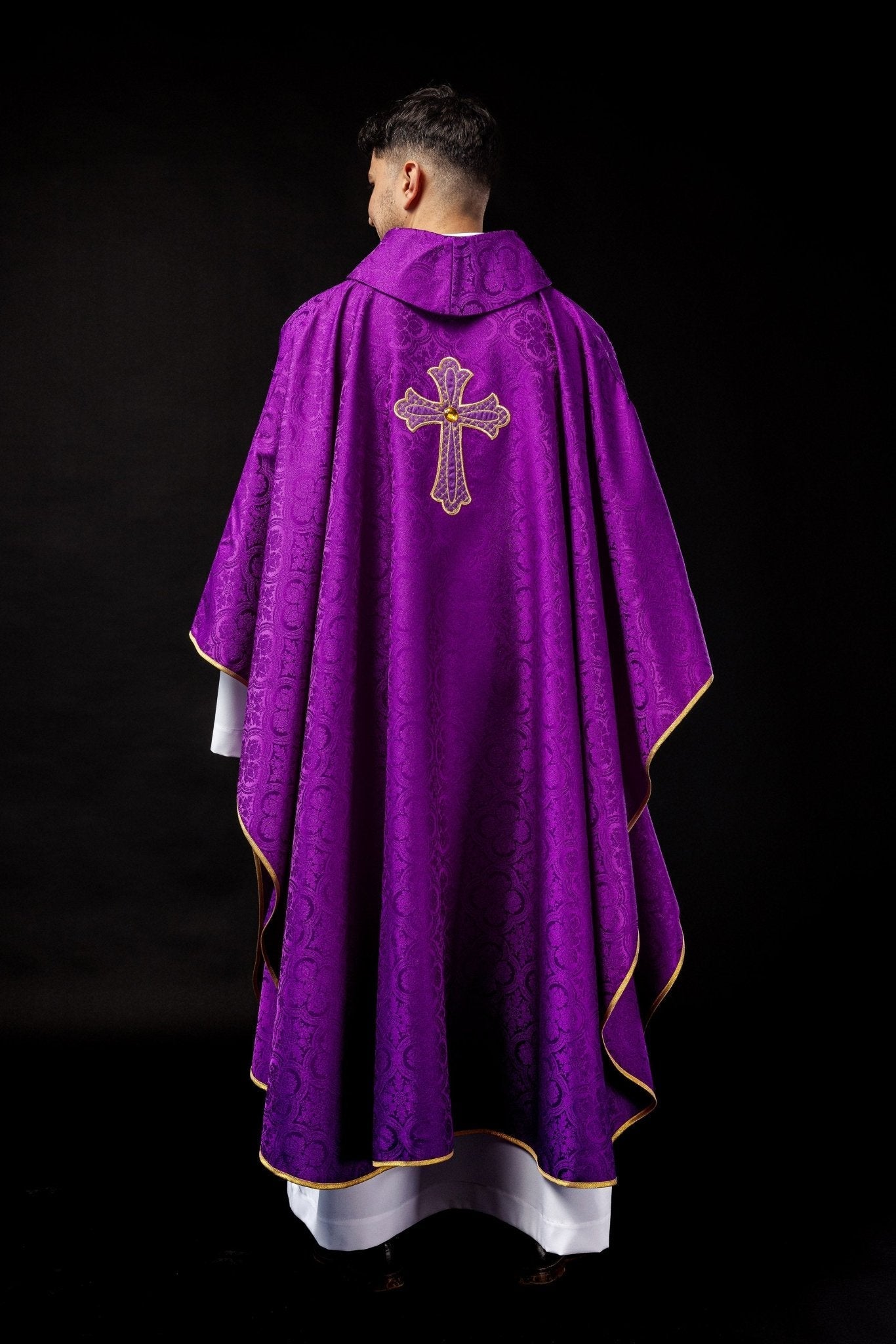 Purple chasuble with gold cross KOR/227/03/11 - HAFTINAUSA.COM