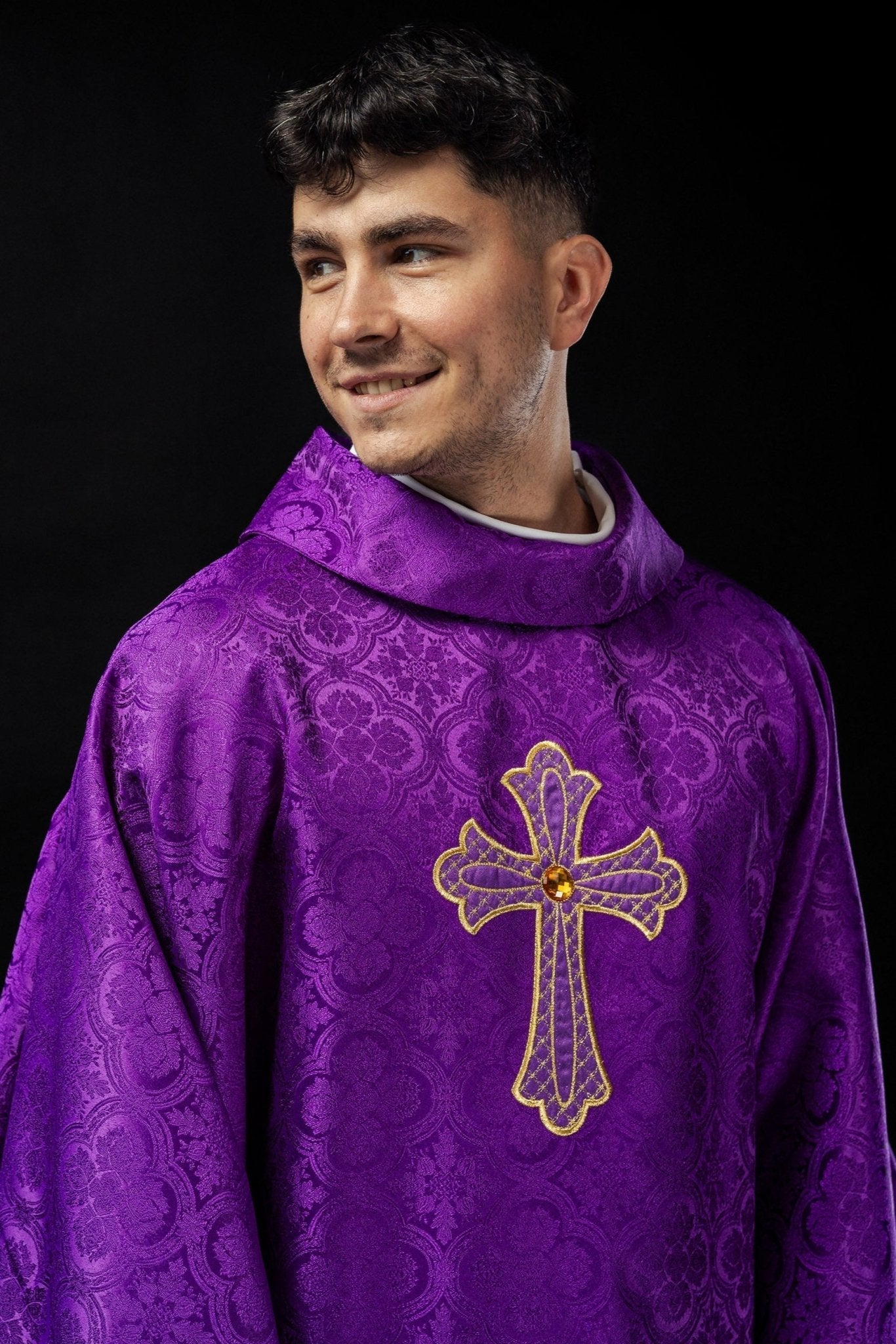 Purple chasuble with gold cross KOR/227/03/11 - HAFTINAUSA.COM