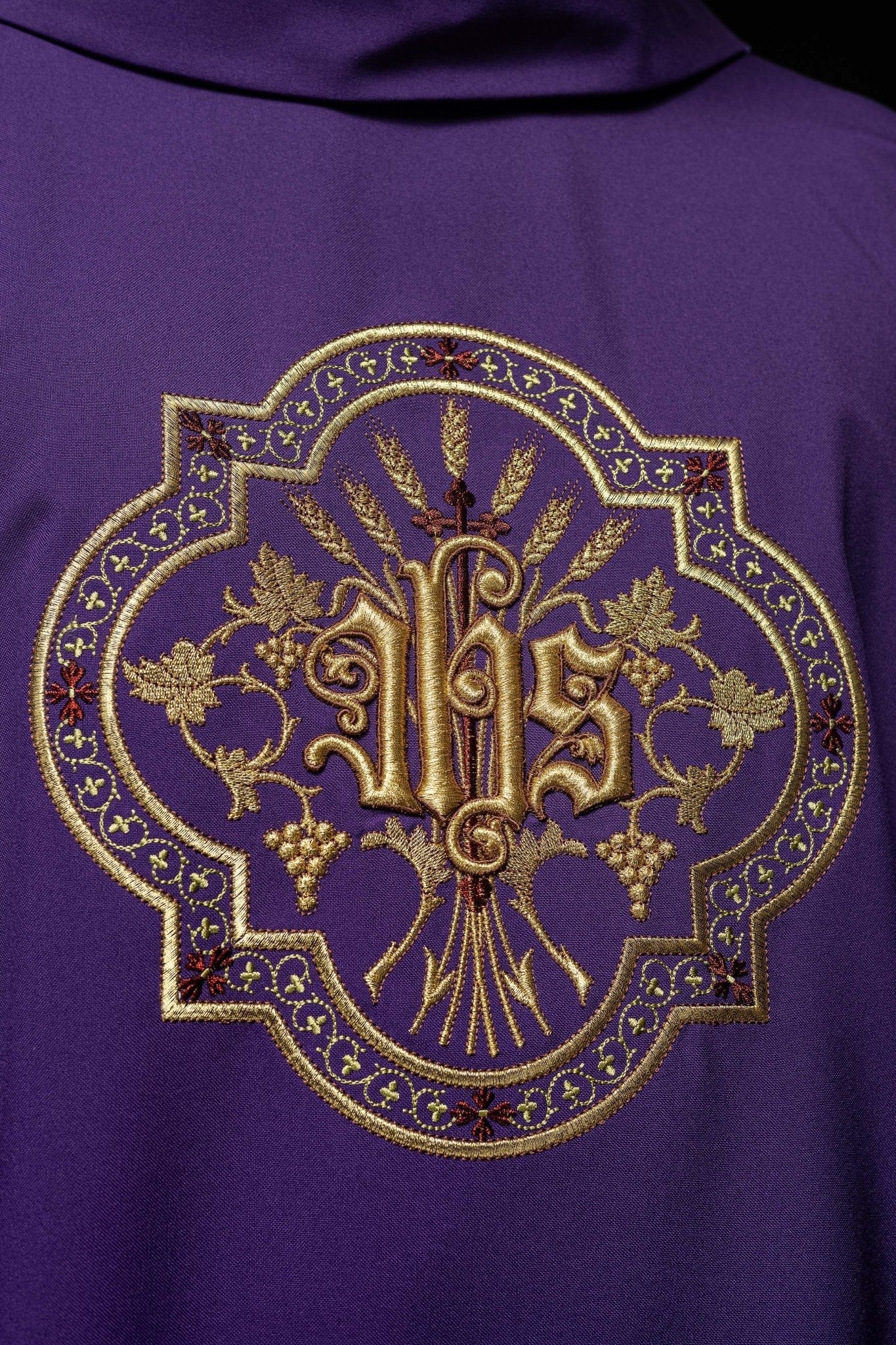 Purple chasuble with IHS and PAX embroidery KOR/119/03/01 FIOLET - HAFTINAUSA.COM