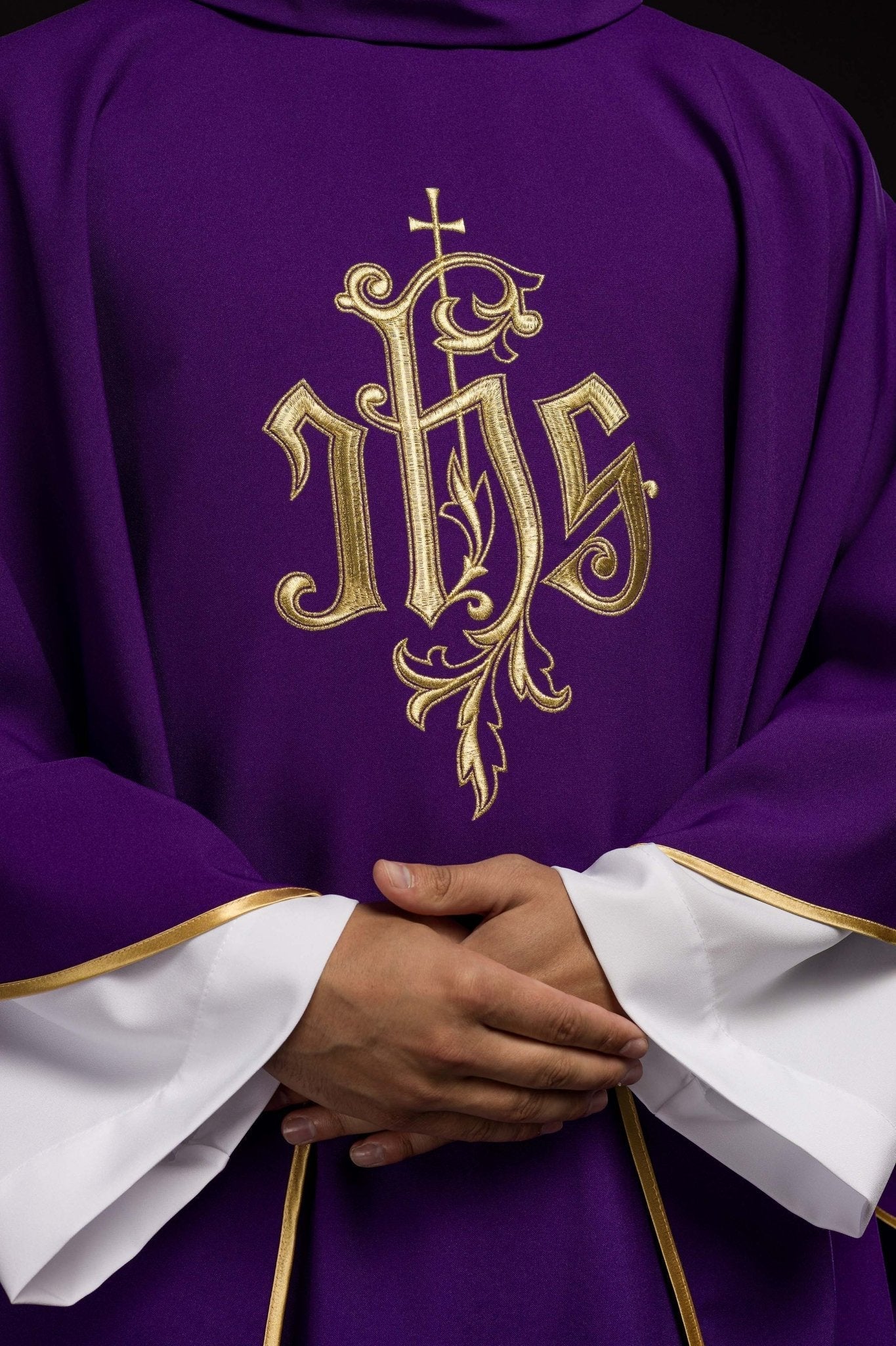 Purple chasuble with JHS gold symbol KOR/032/03/12 FIOLET - HAFTINAUSA.COM