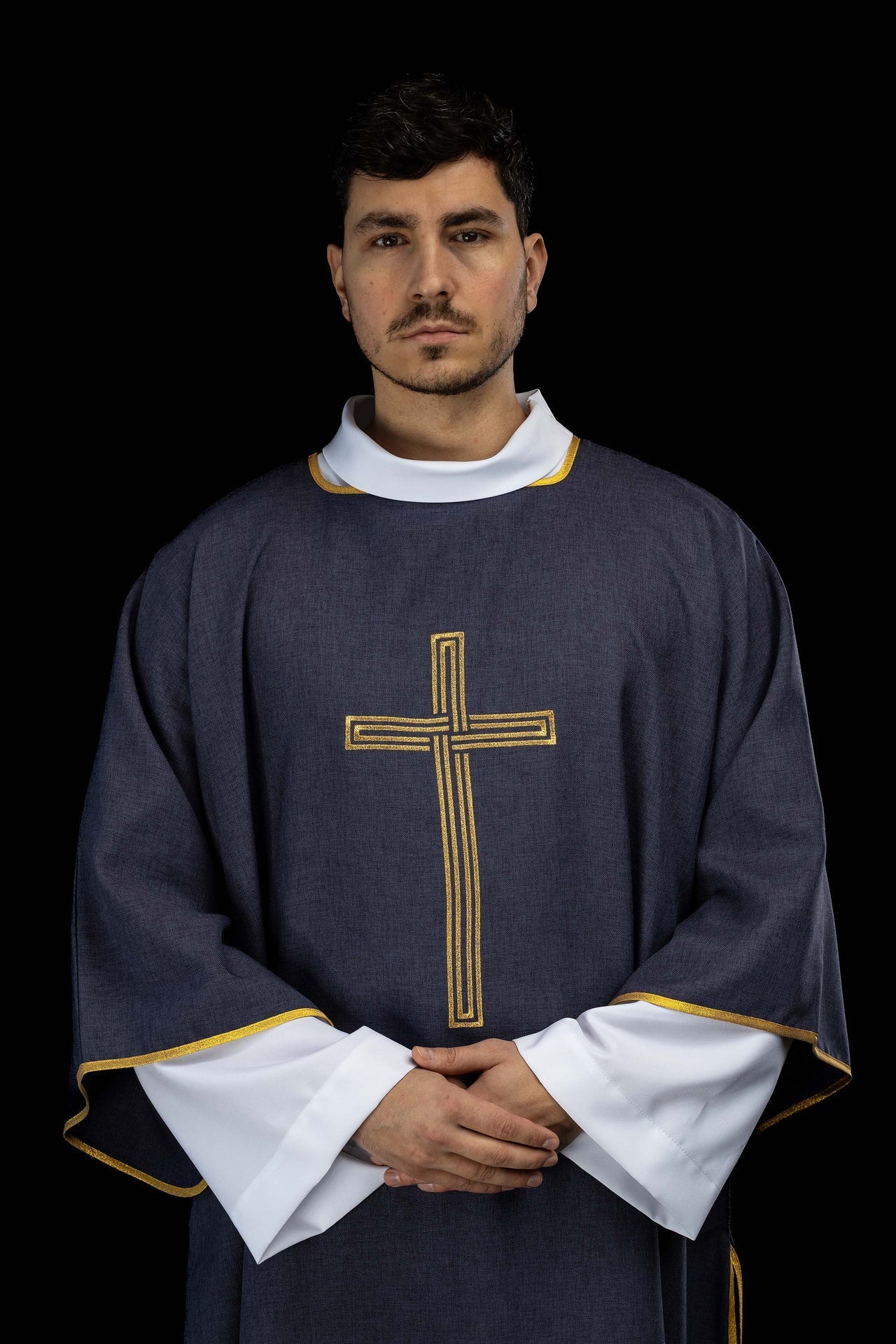 Purple dalmatic with an embroidered gold cross KDL/393/03/70/D - CHASUBLES.COM