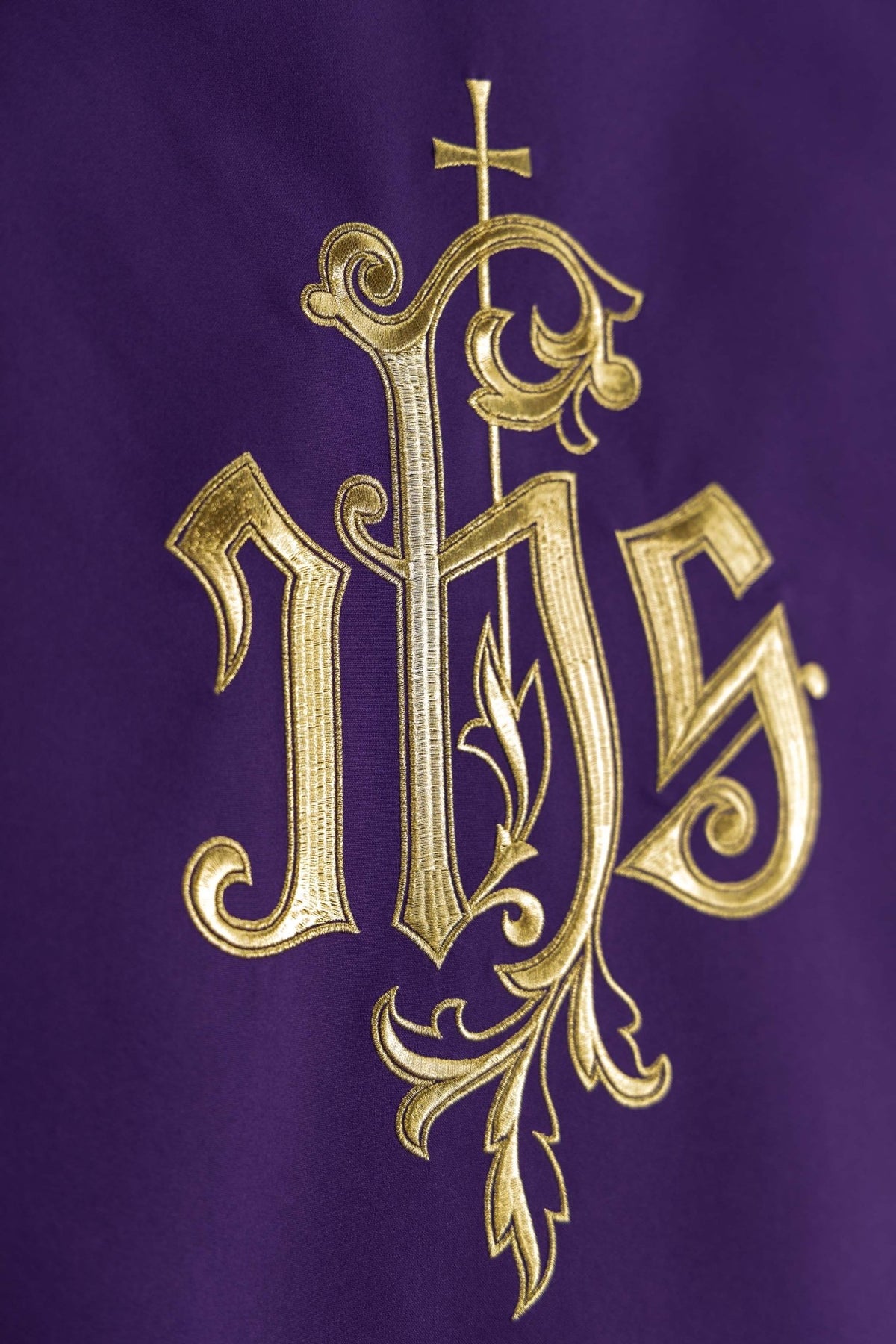 Purple Lectern Cloth with Embroidered IHS Motif KMO/013/03/01 FIOLET 55*250 - CHASUBLES.COM