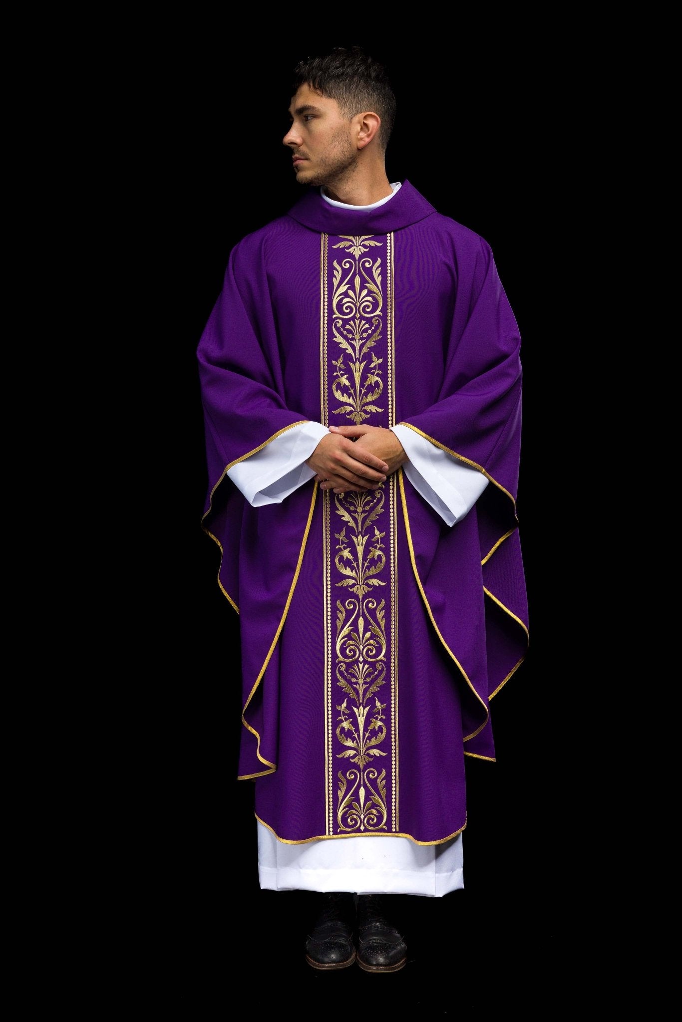 Purple liturgical chasuble decorated with a gold embroidered belt KOR/008/03/01 FIOLET - CHASUBLES.COM