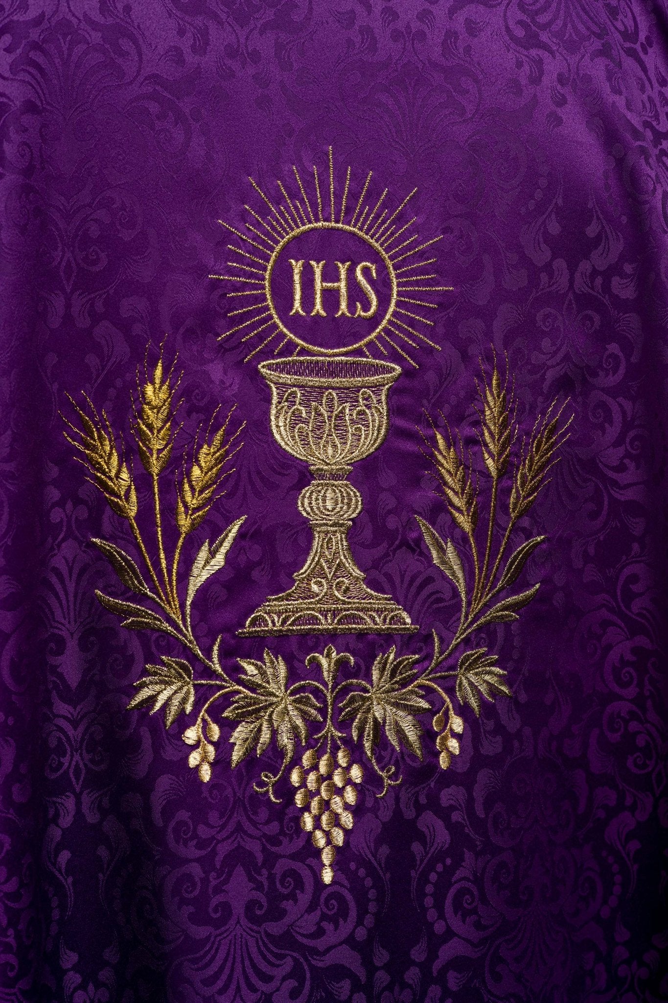 Purple liturgical chasuble with embroidered chalice and host on jacquard fabric KOA/002/03/98 - CHASUBLES.COM