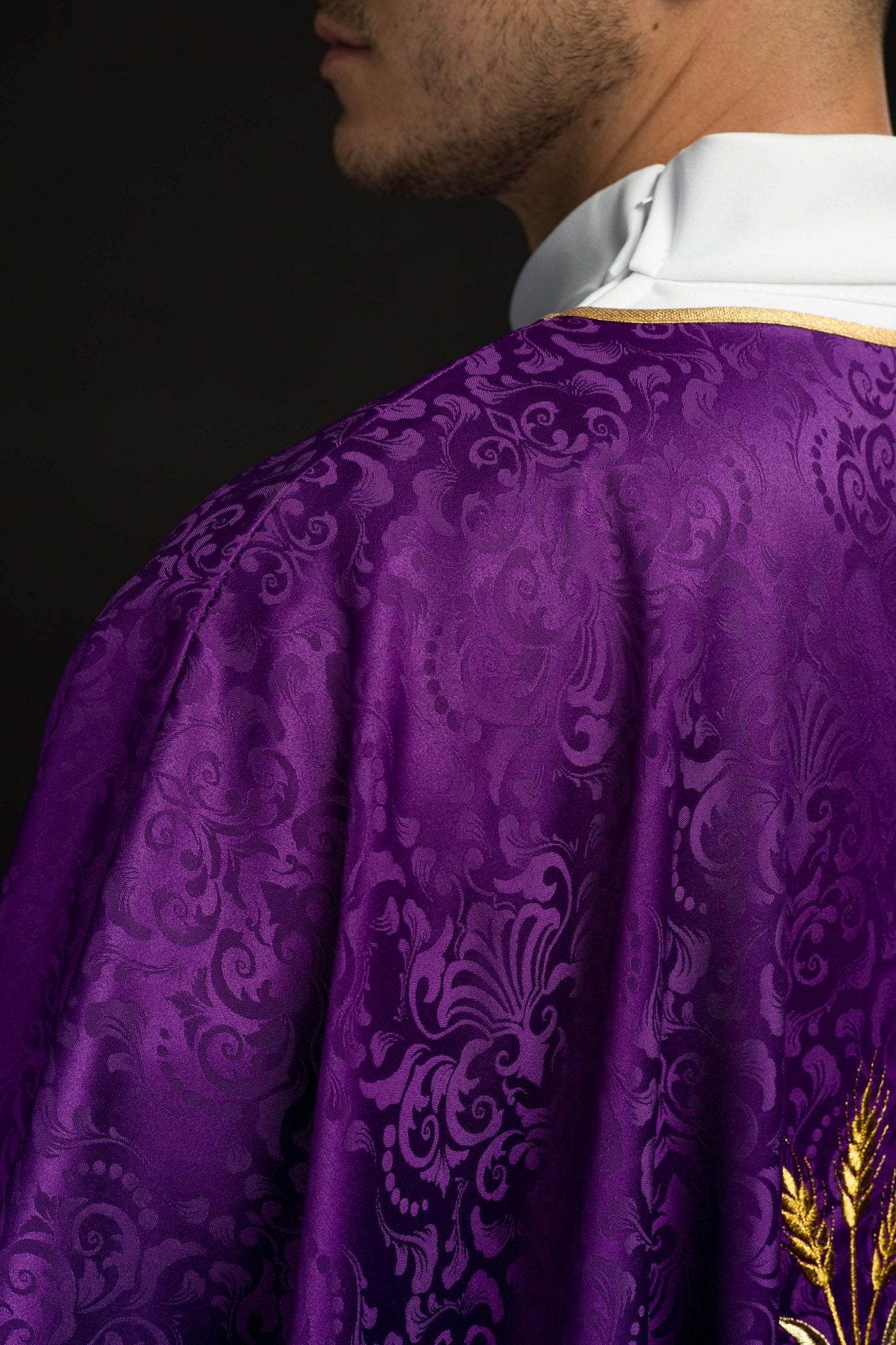Purple liturgical chasuble with embroidered chalice and host on jacquard fabric KOA/002/03/98 - CHASUBLES.COM