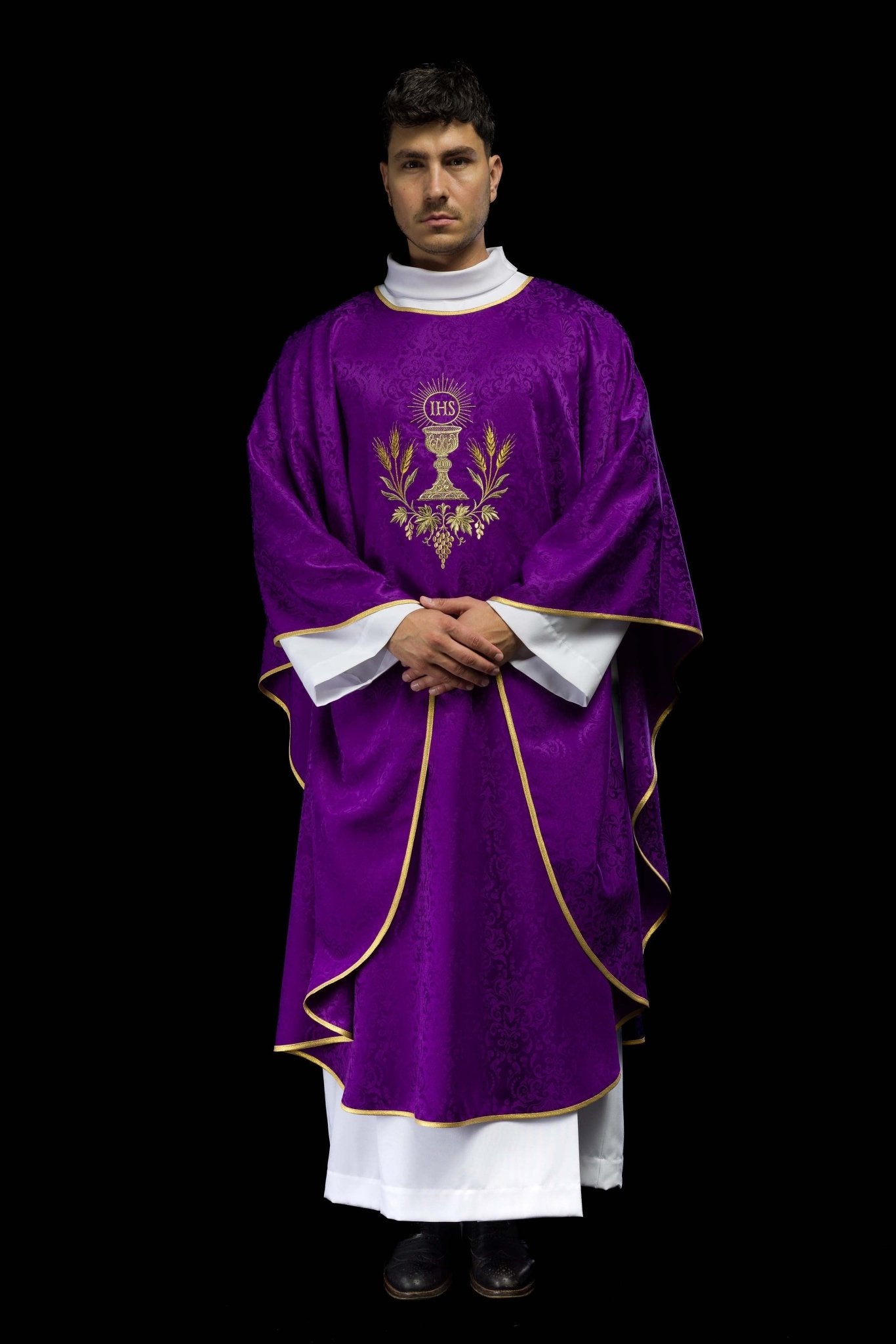 Purple liturgical chasuble with embroidered chalice and host on jacquard fabric KOA/002/03/98 - CHASUBLES.COM