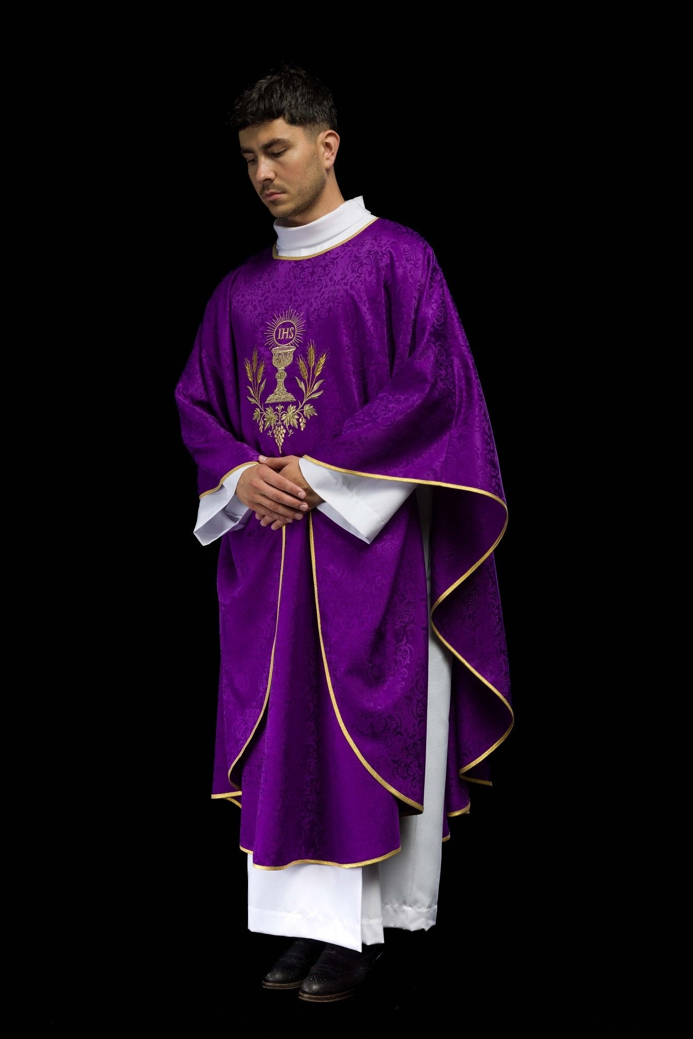 Purple liturgical chasuble with embroidered chalice and host on jacquard fabric KOA/002/03/98 - CHASUBLES.COM