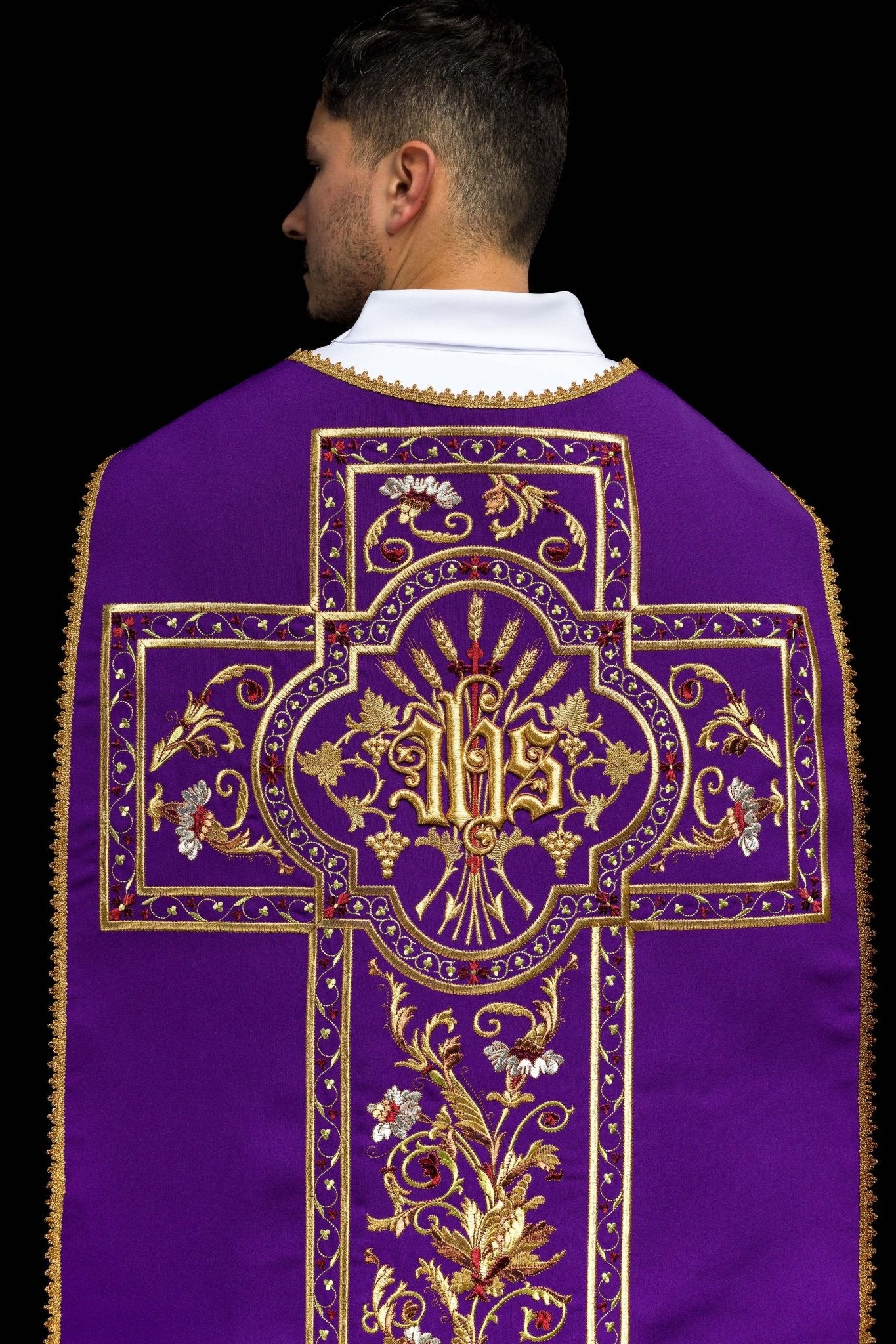 Purple Roman Chasuble embroidered with the motif of IHS KOR/200/03/01 FIOLET - CHASUBLES.COM