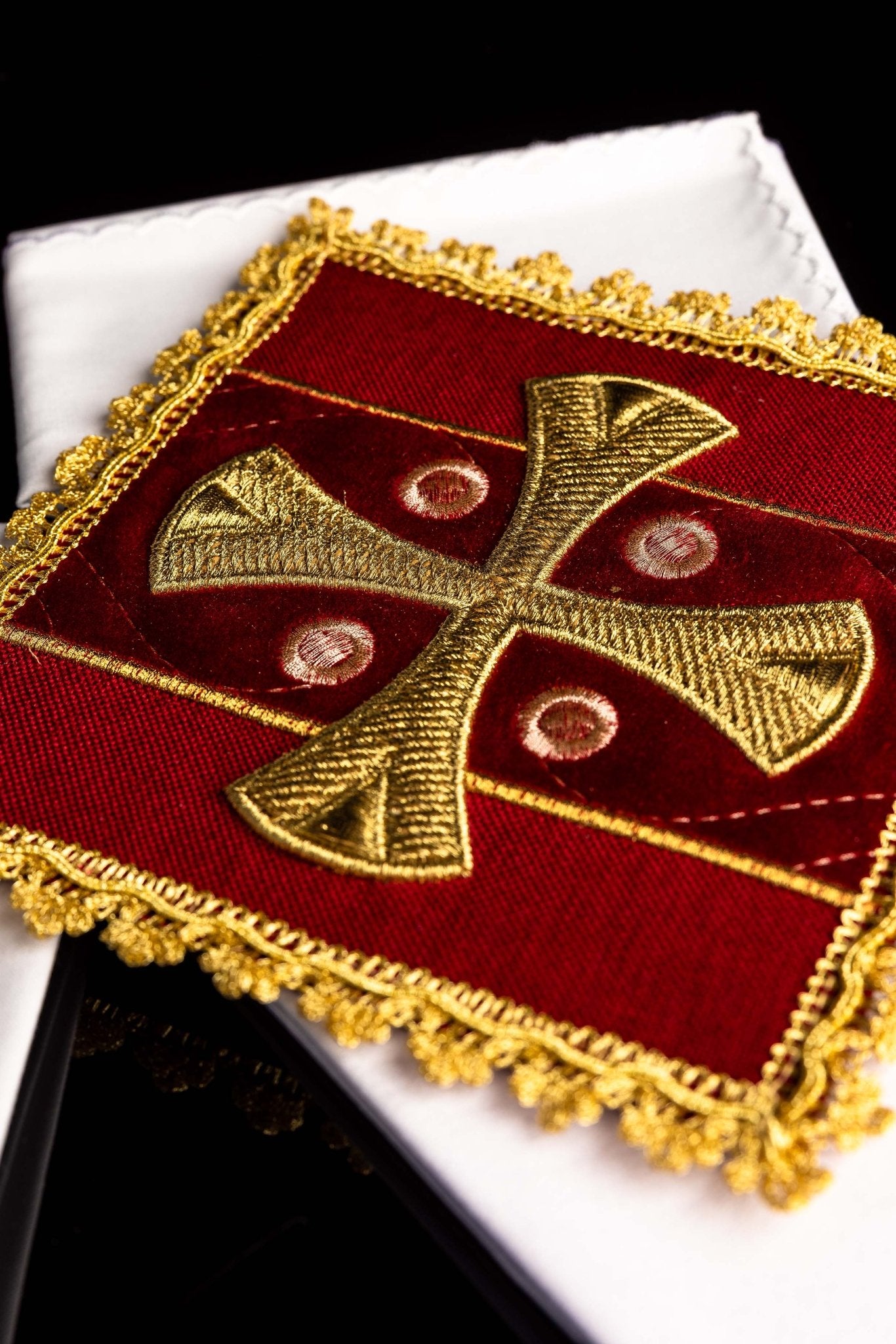 Red chalice linen embroidered on velvet S-5568/02 - CHASUBLES.COM