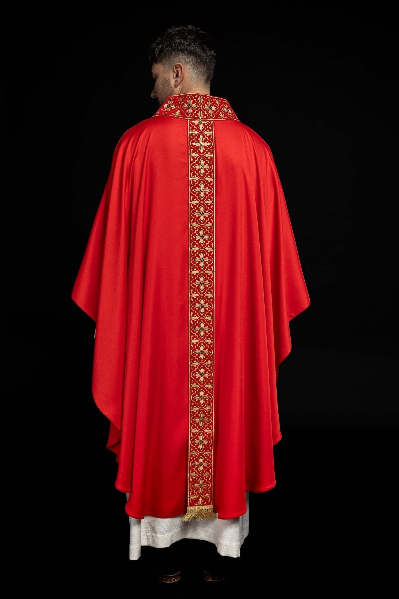 Red chasuble adorned with stones and a narrow band LE/7104/02 - HAFTINAUSA.COM