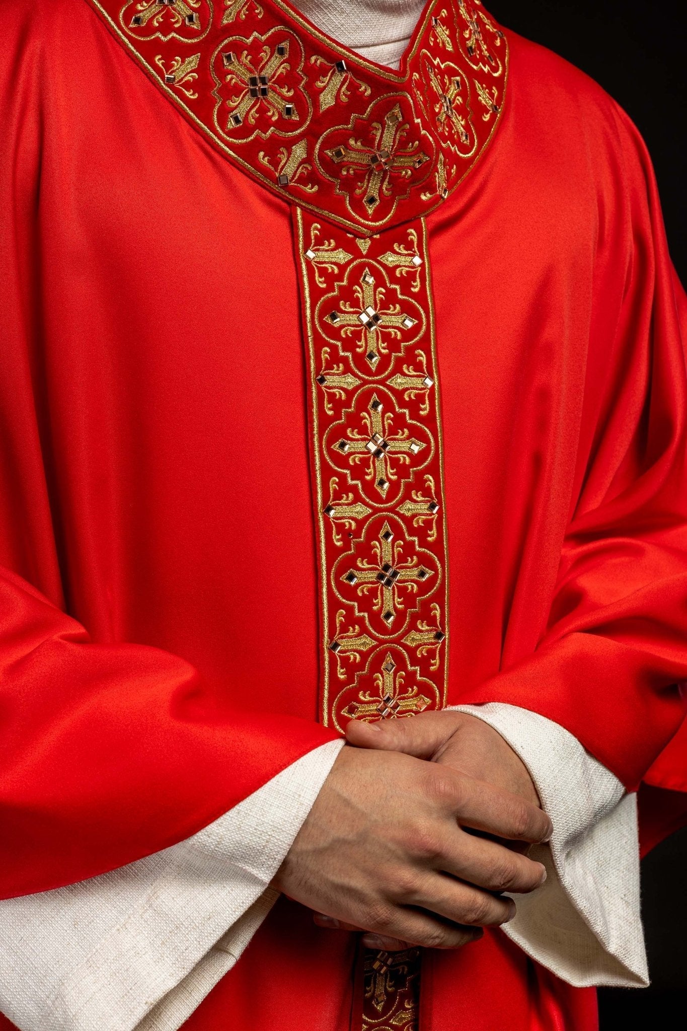 Red chasuble adorned with stones and a narrow band LE/7104/02 - HAFTINAUSA.COM