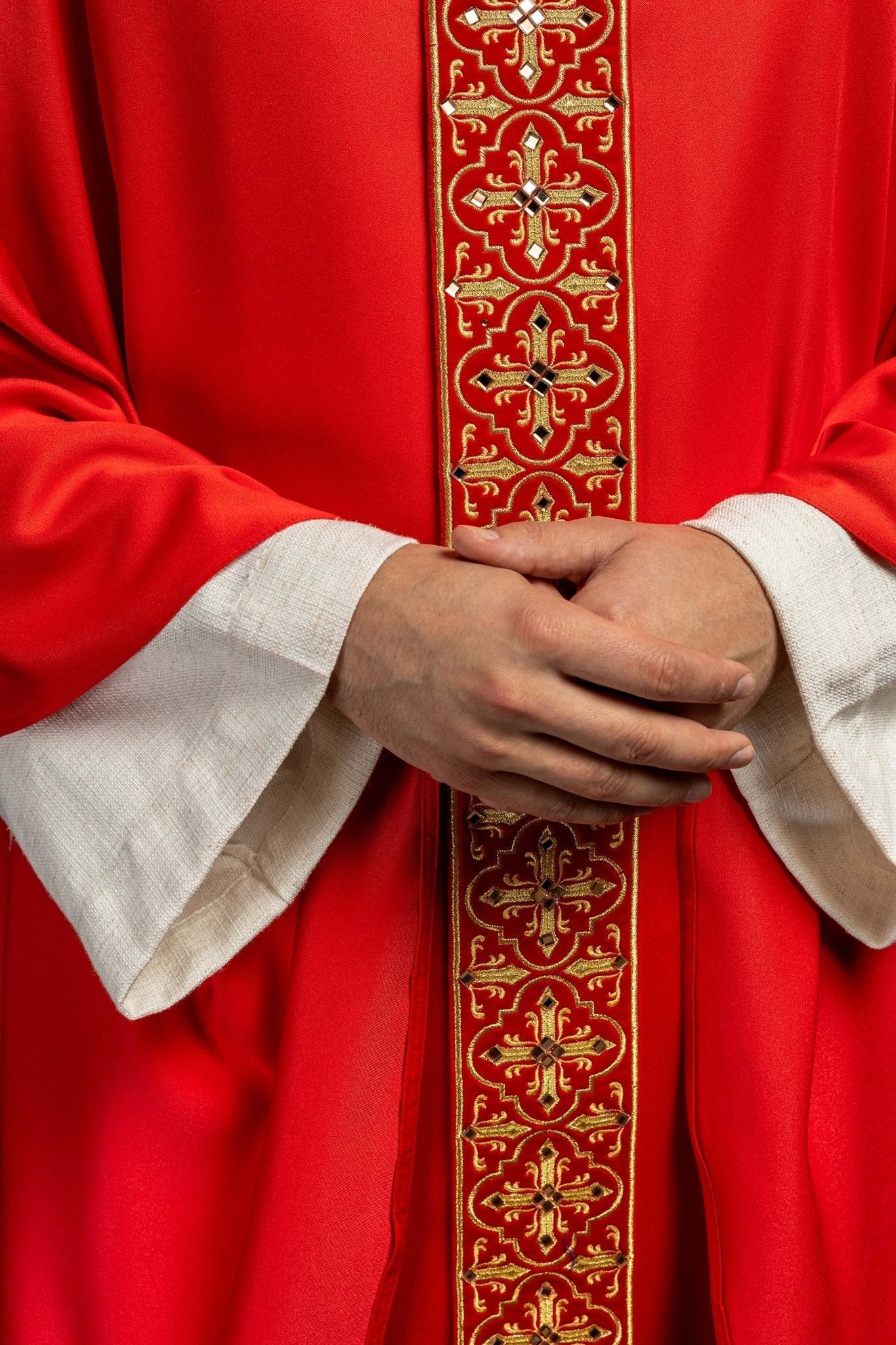 Red chasuble adorned with stones and a narrow band LE/7104/02 - HAFTINAUSA.COM